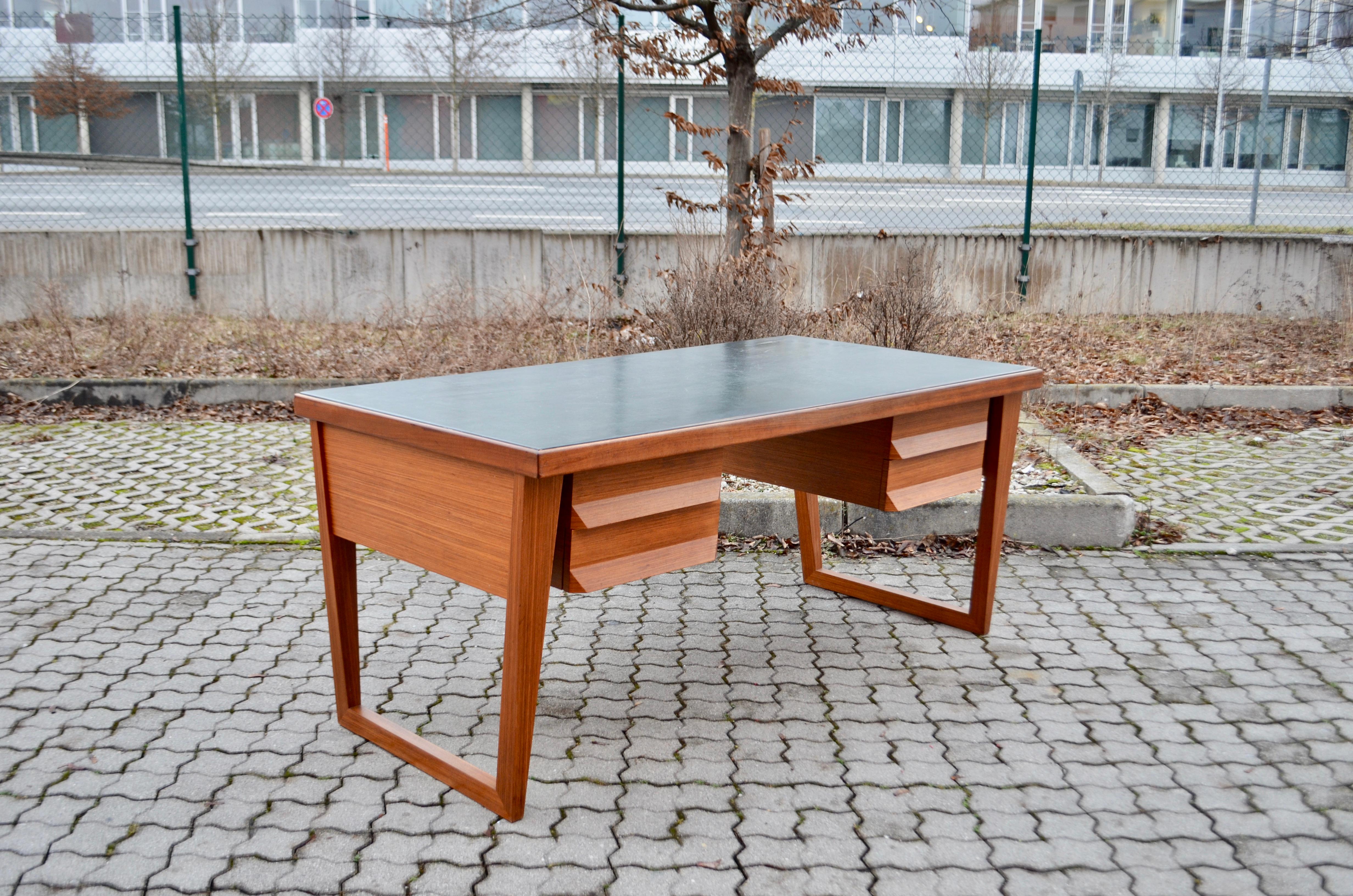 Scrivania direzionale in teak in pelle Greene & Greene di metà secolo In condizioni buone in vendita a Munich, Bavaria