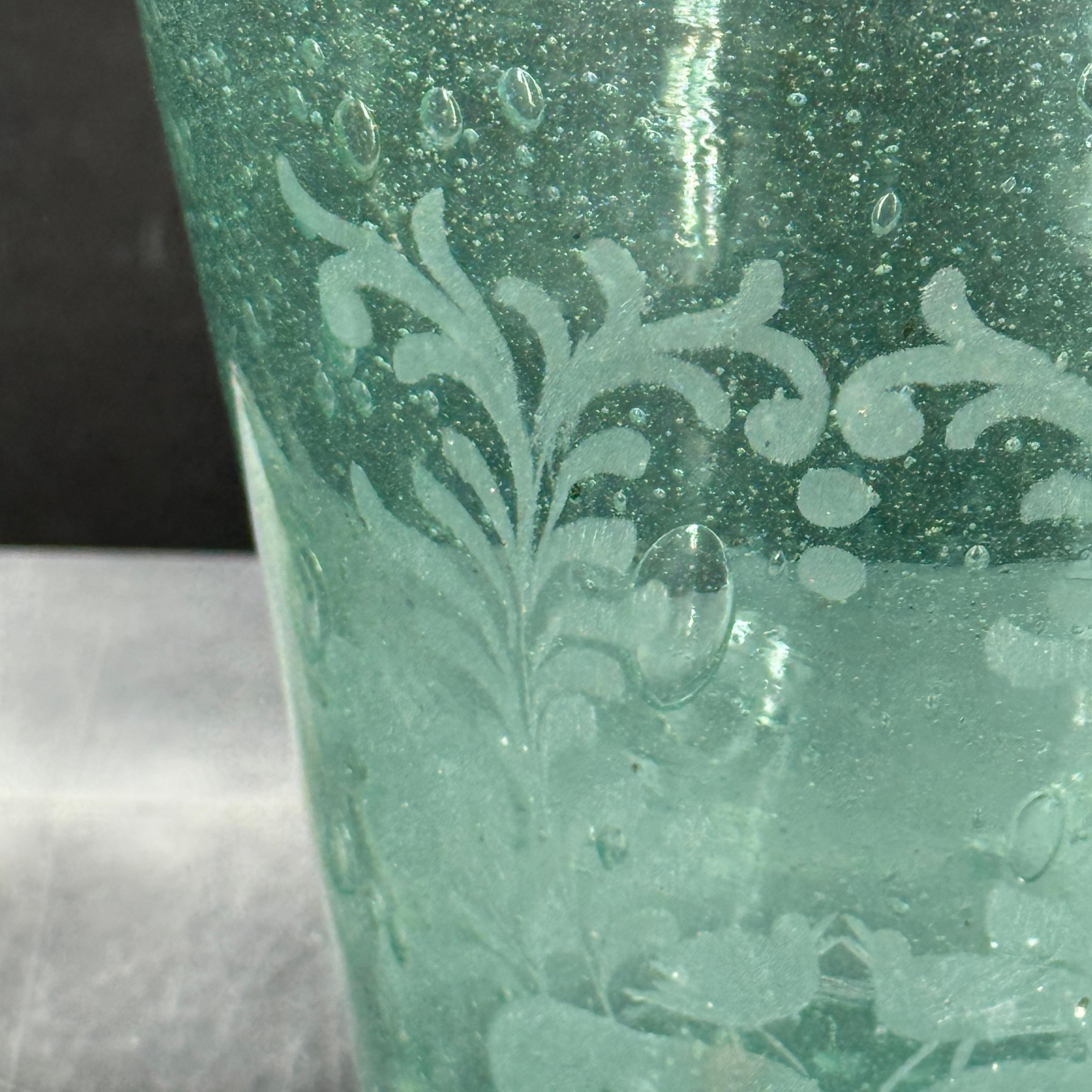 Vaso in vetro acidato con semi verdi di metà secolo con uccelli e frutta in vendita 5