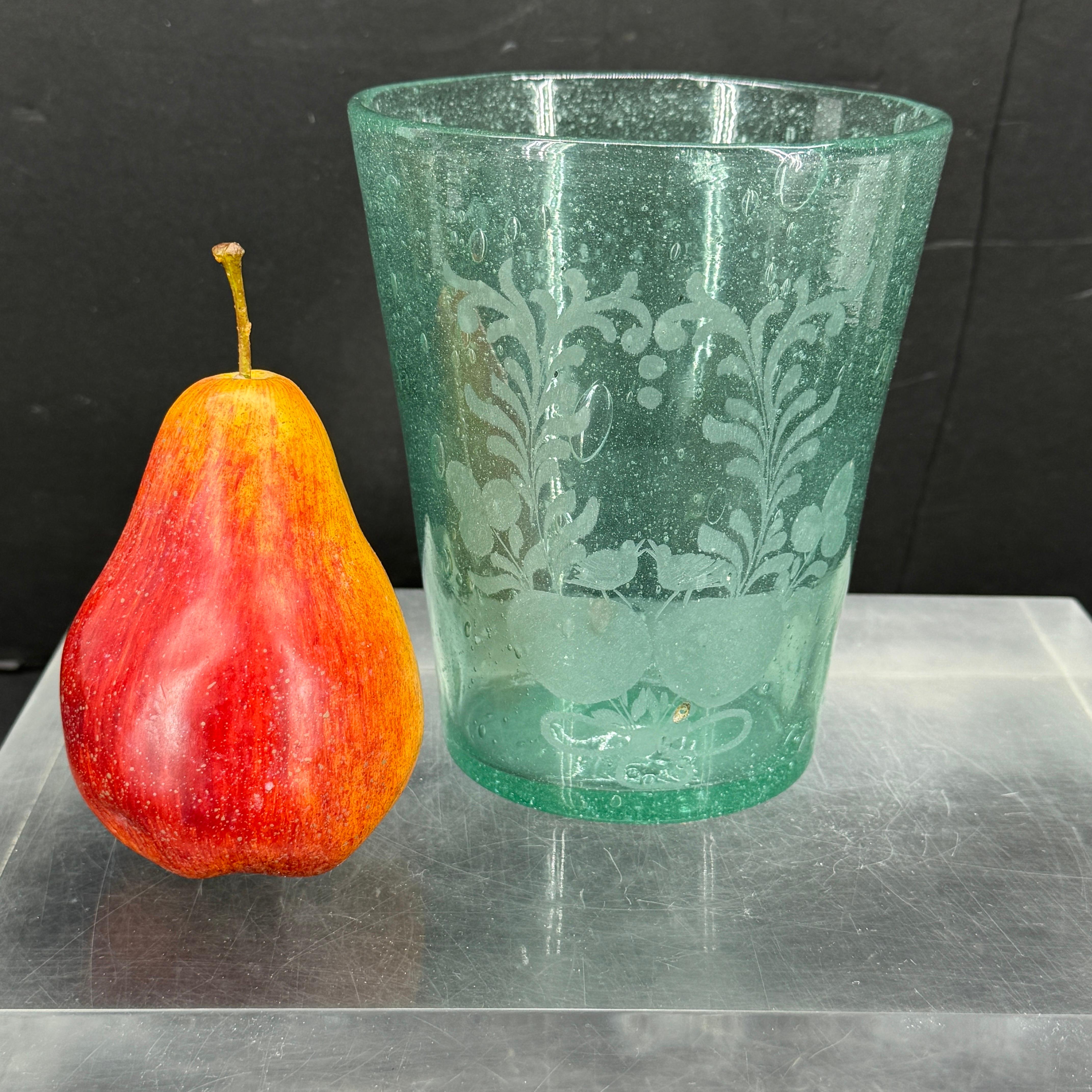 Fantastico vaso in vetro color verde salvia inciso con uccelli e frutta. Quando l'abbiamo trovato, ci è stato detto che si tratta di un pezzo di vetro artistico soffiato messicano. Sarebbe meraviglioso se fosse riempito di fiori freschi come