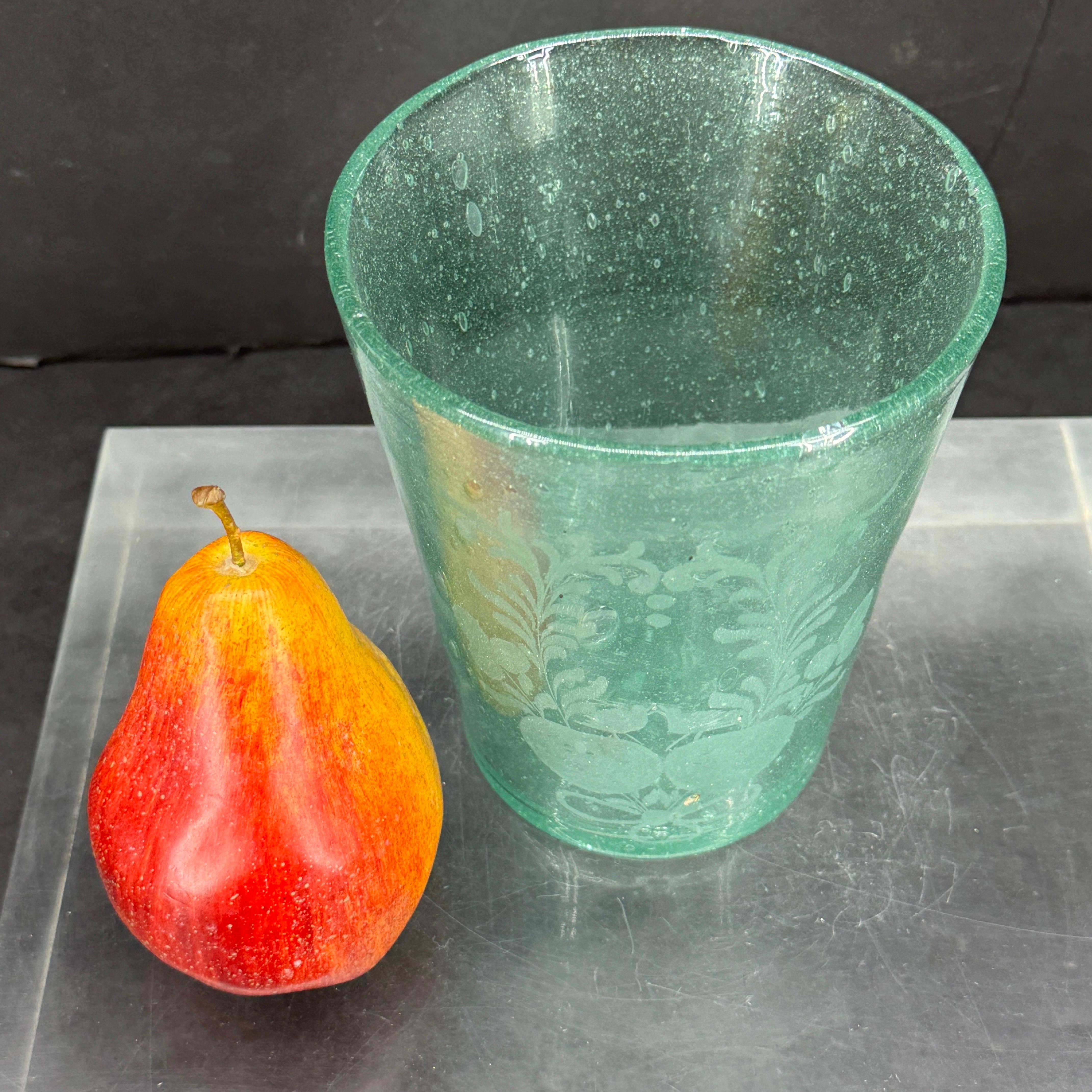 Neobarocco Vaso in vetro acidato con semi verdi di metà secolo con uccelli e frutta in vendita