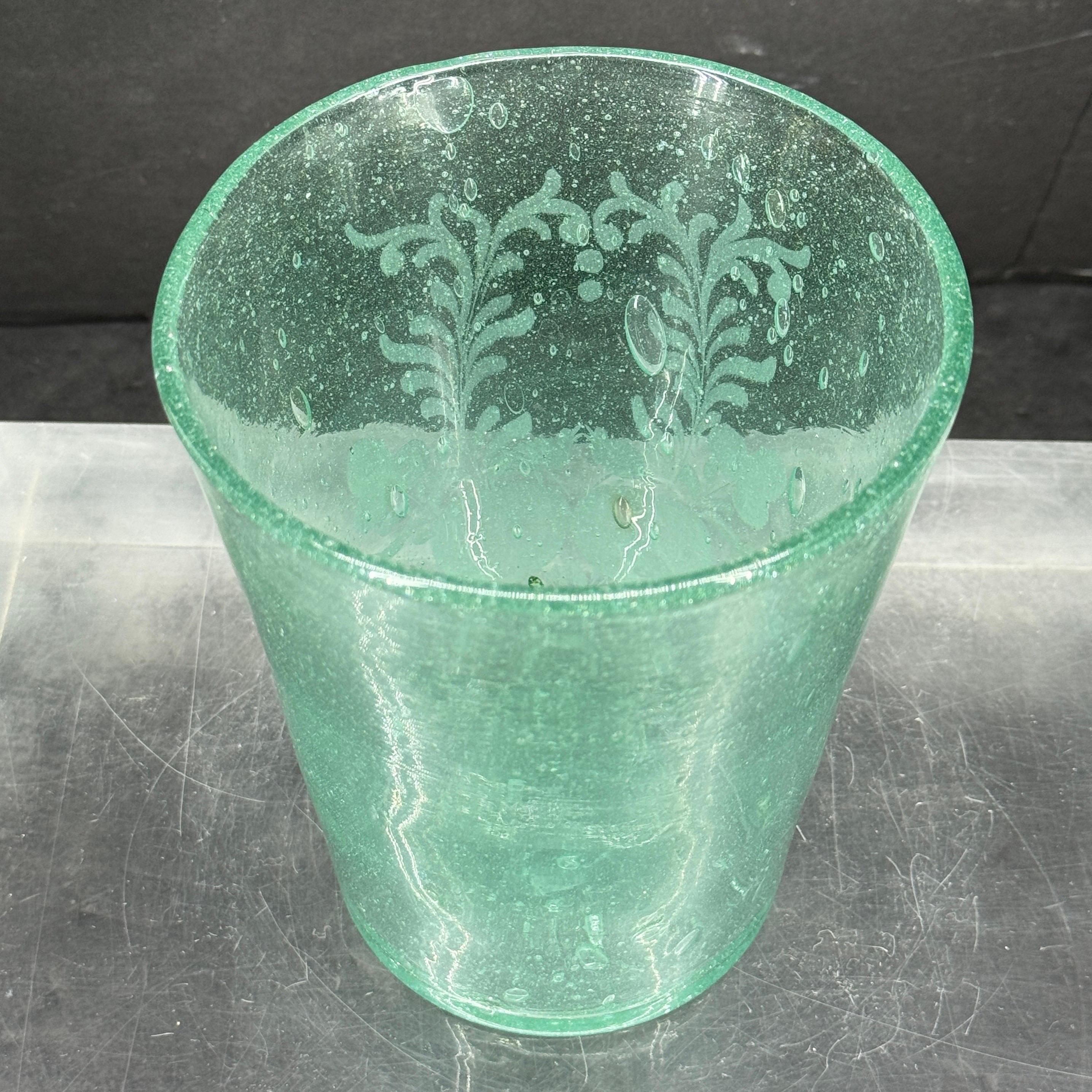 Realizzato con acquaforte Vaso in vetro acidato con semi verdi di metà secolo con uccelli e frutta in vendita
