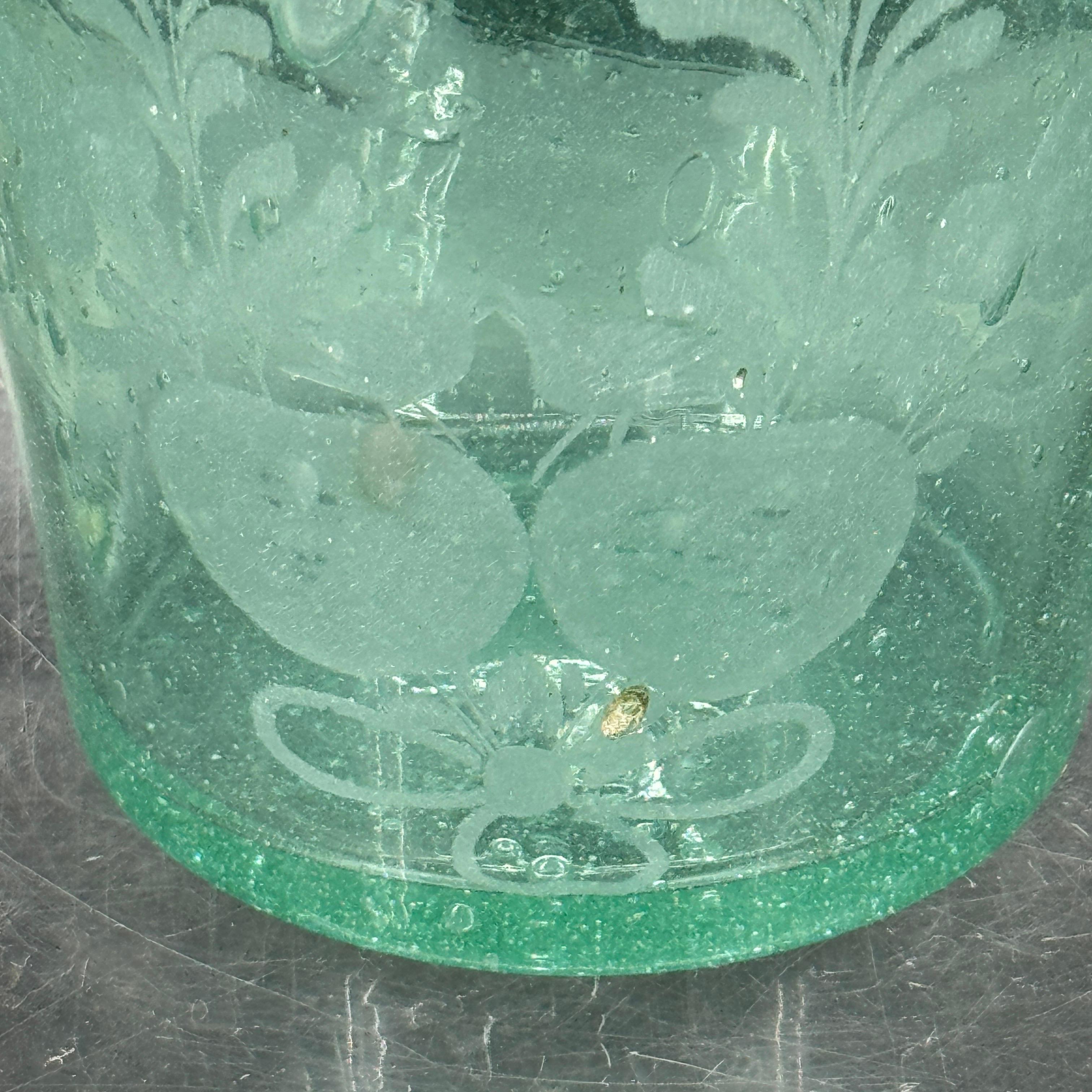 Vetro Vaso in vetro acidato con semi verdi di metà secolo con uccelli e frutta in vendita