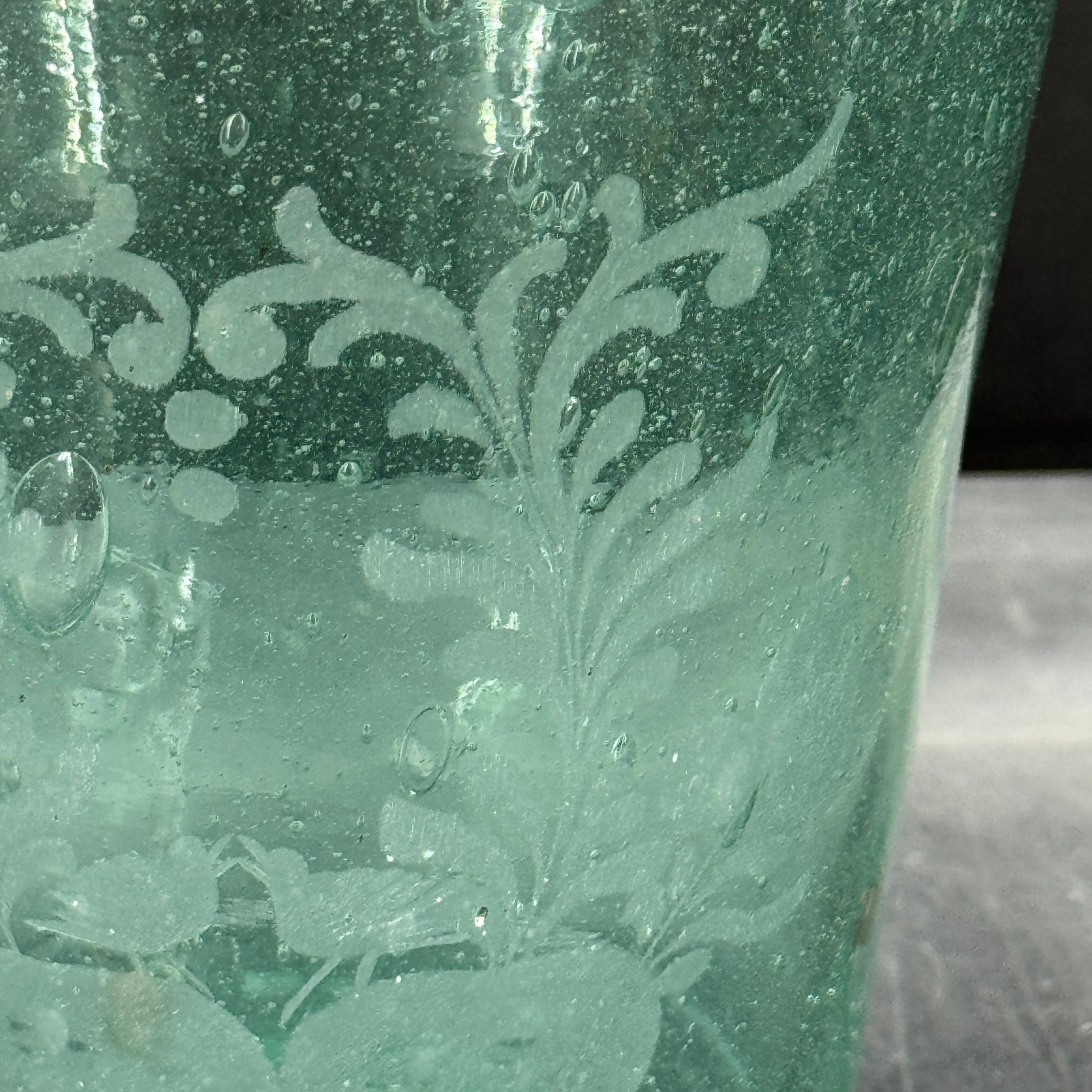 Vaso in vetro acidato con semi verdi di metà secolo con uccelli e frutta in vendita 1