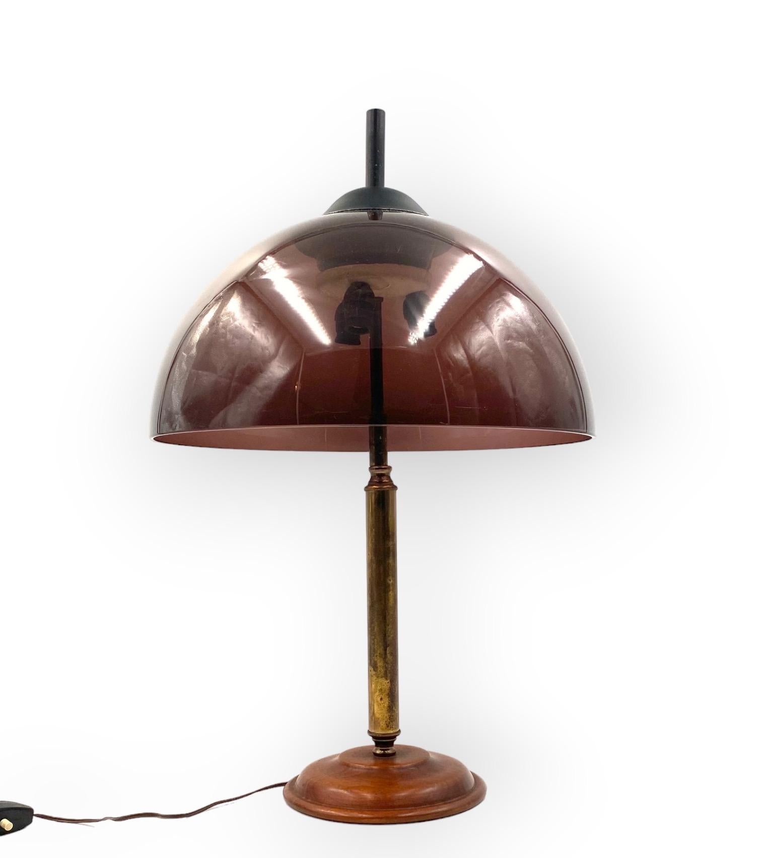 Mid-century table lamp, grey perspex domed shade.

Stilux, Milan Italy, 1950s

Wooden base, brass rod, acrylic

H 56 cm 

Diam. 34cm

Conditions: good consistent with age and use, signs of wear on the shade. 