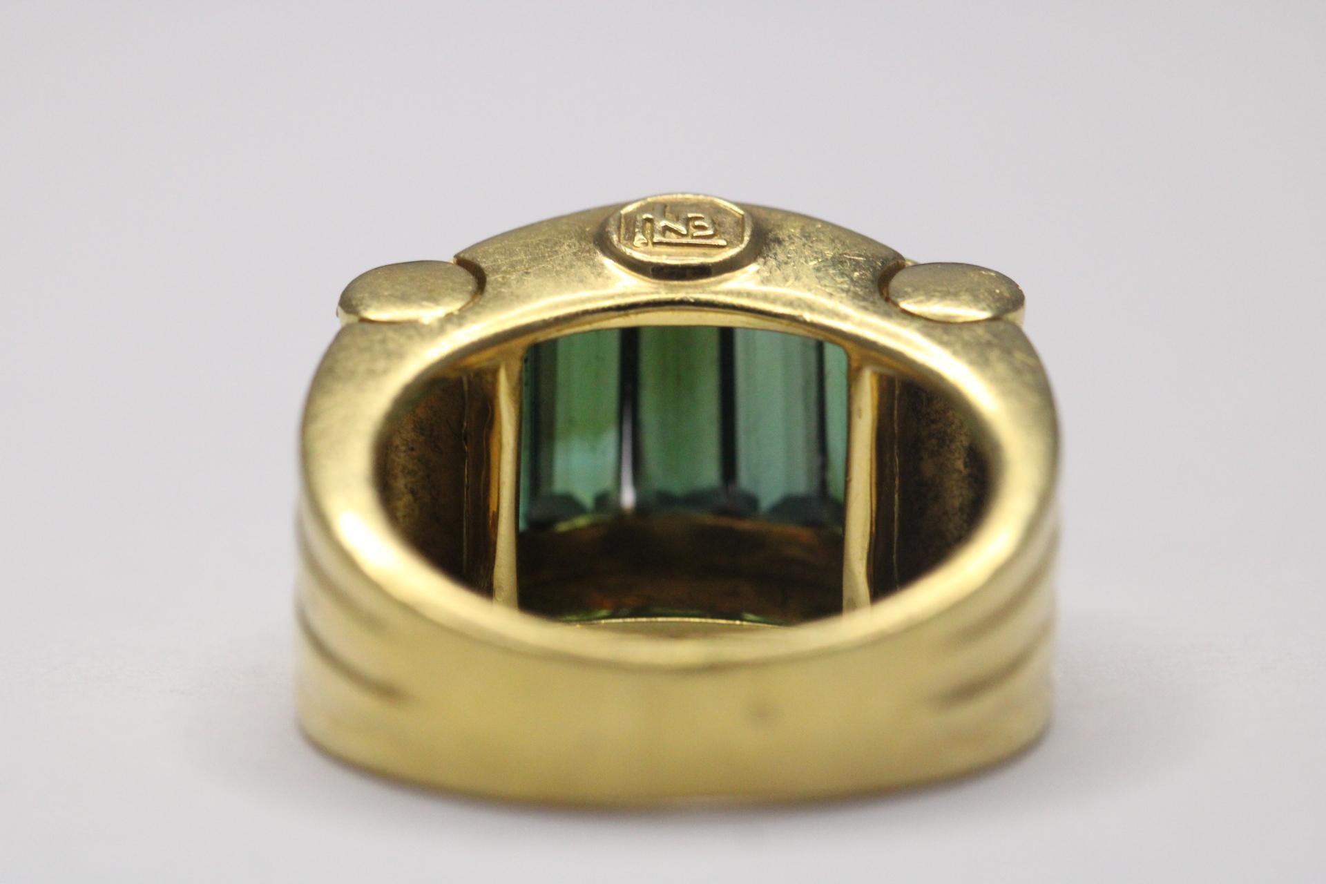 Rétro Anello da cocktail in oro giallo 18 carati e tormalina verde di metà secolo in vendita