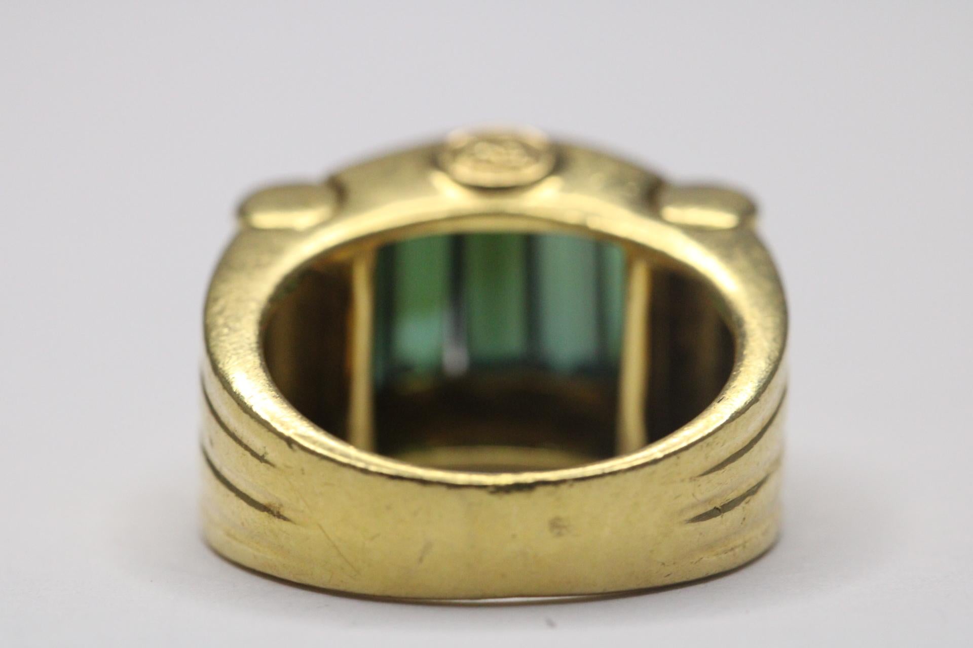 Taglio baguette Anello da cocktail in oro giallo 18 carati e tormalina verde di metà secolo in vendita