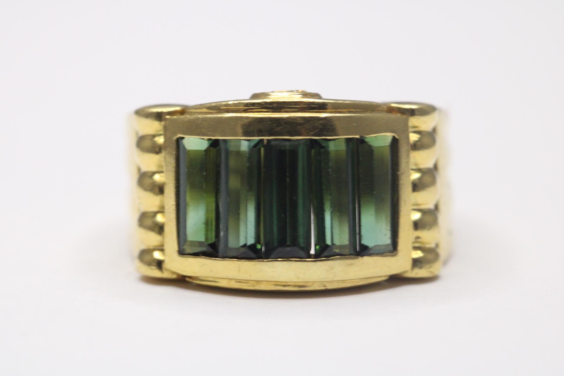 da uomo o donna Anello da cocktail in oro giallo 18 carati e tormalina verde di metà secolo in vendita