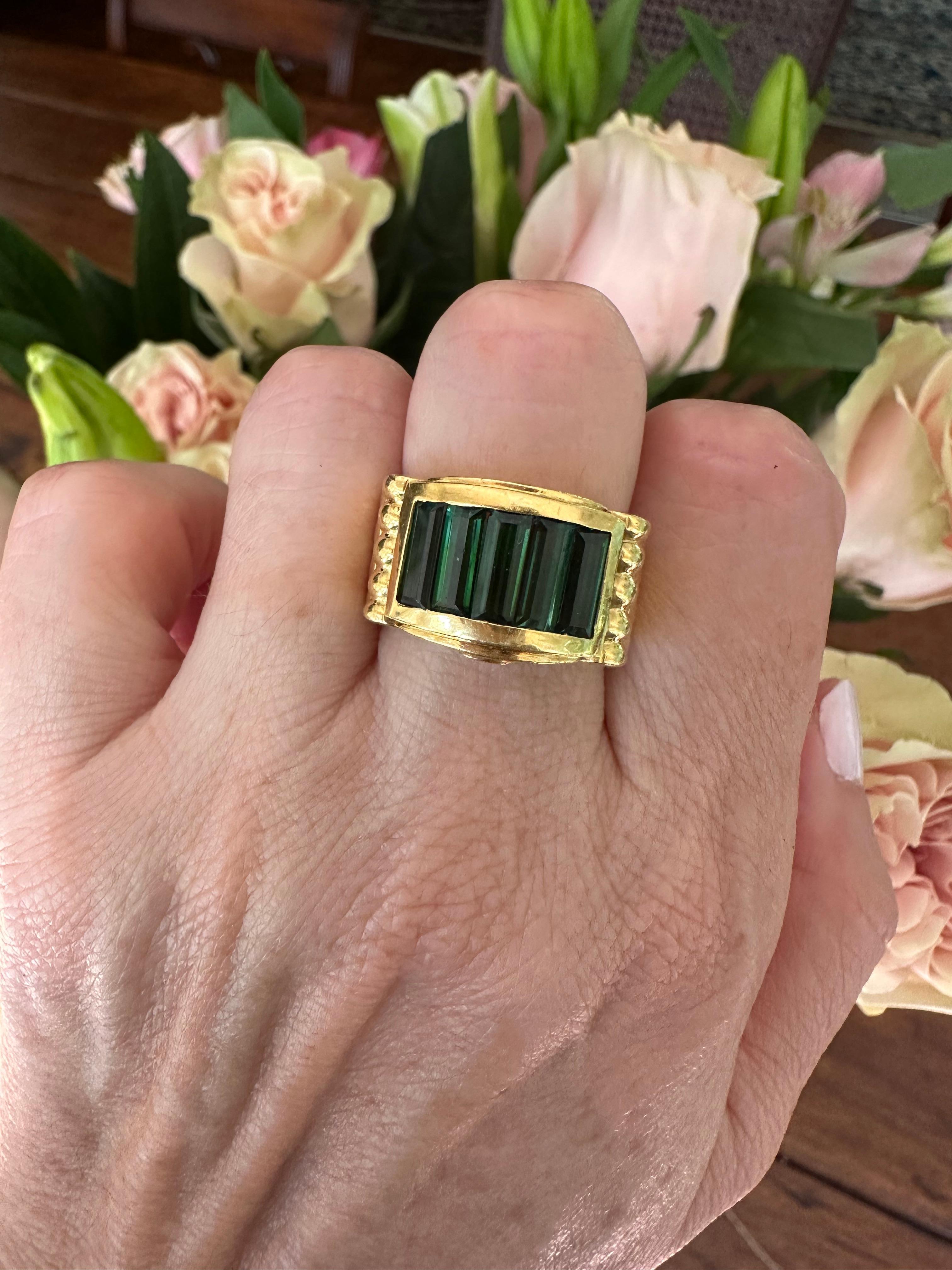 Anello da cocktail in oro giallo 18 carati e tormalina verde di metà secolo in vendita 1