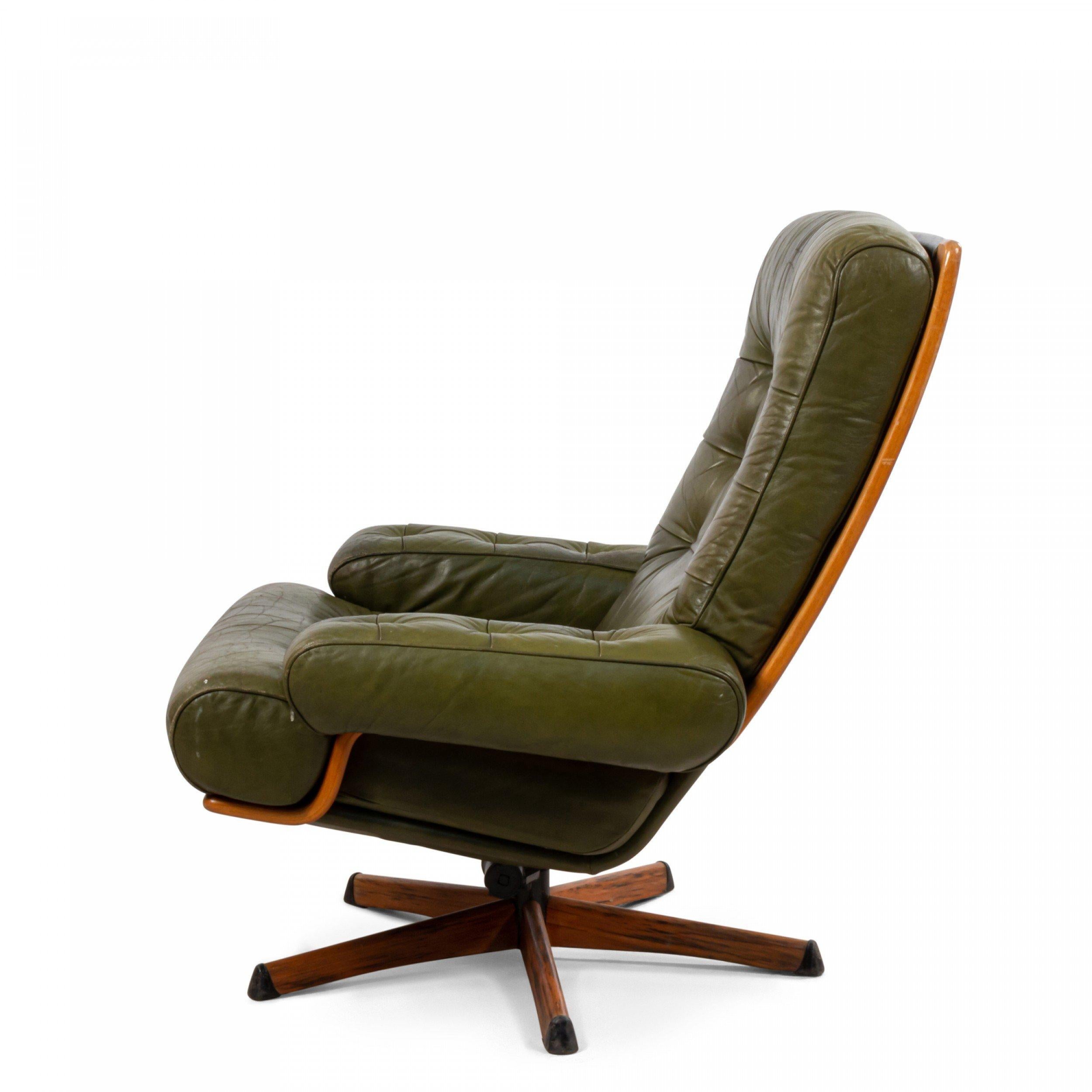 Mid-Century Green Tufted Leather Armchair In Good Condition In New York, NY