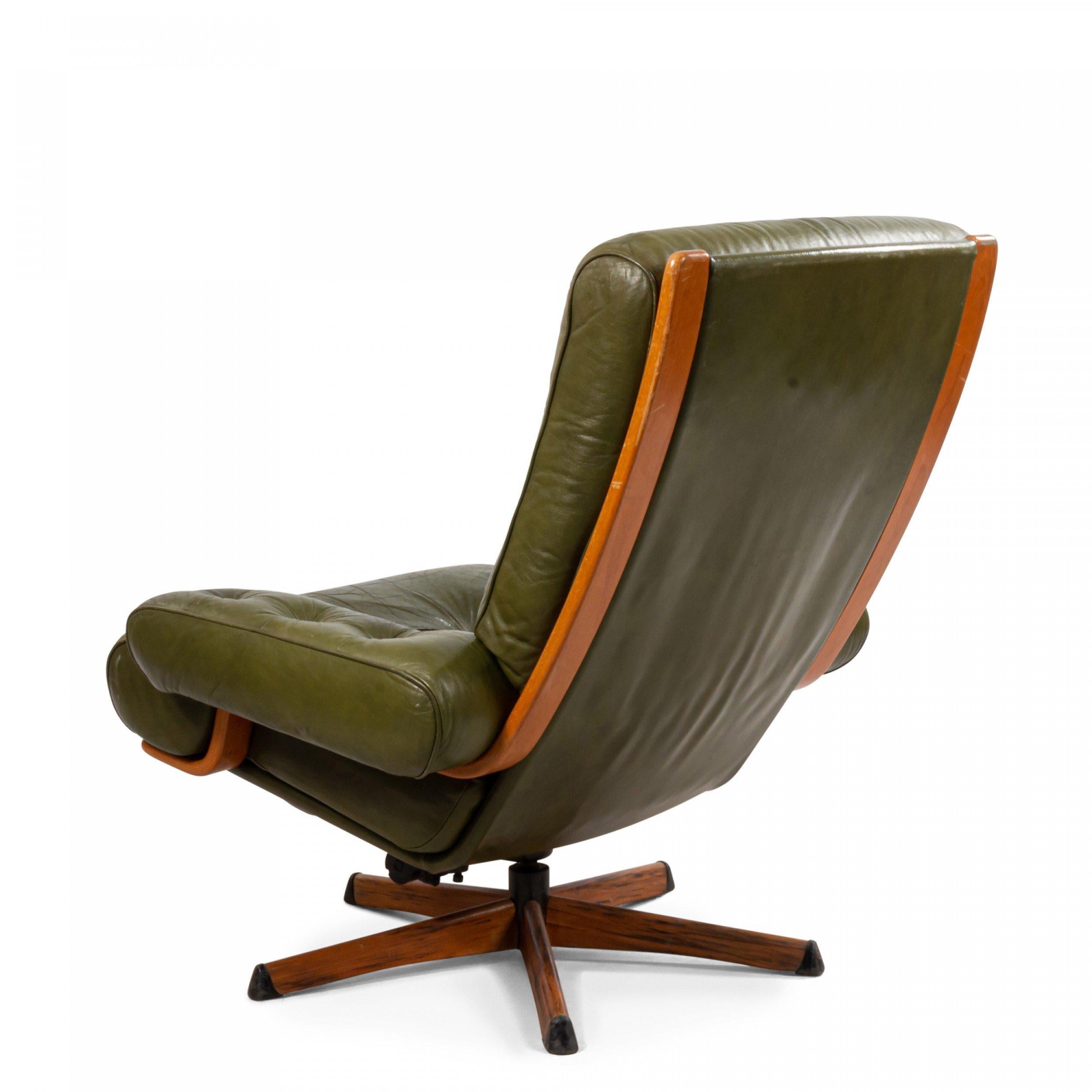 Mid-Century Green Tufted Leather Armchair 1