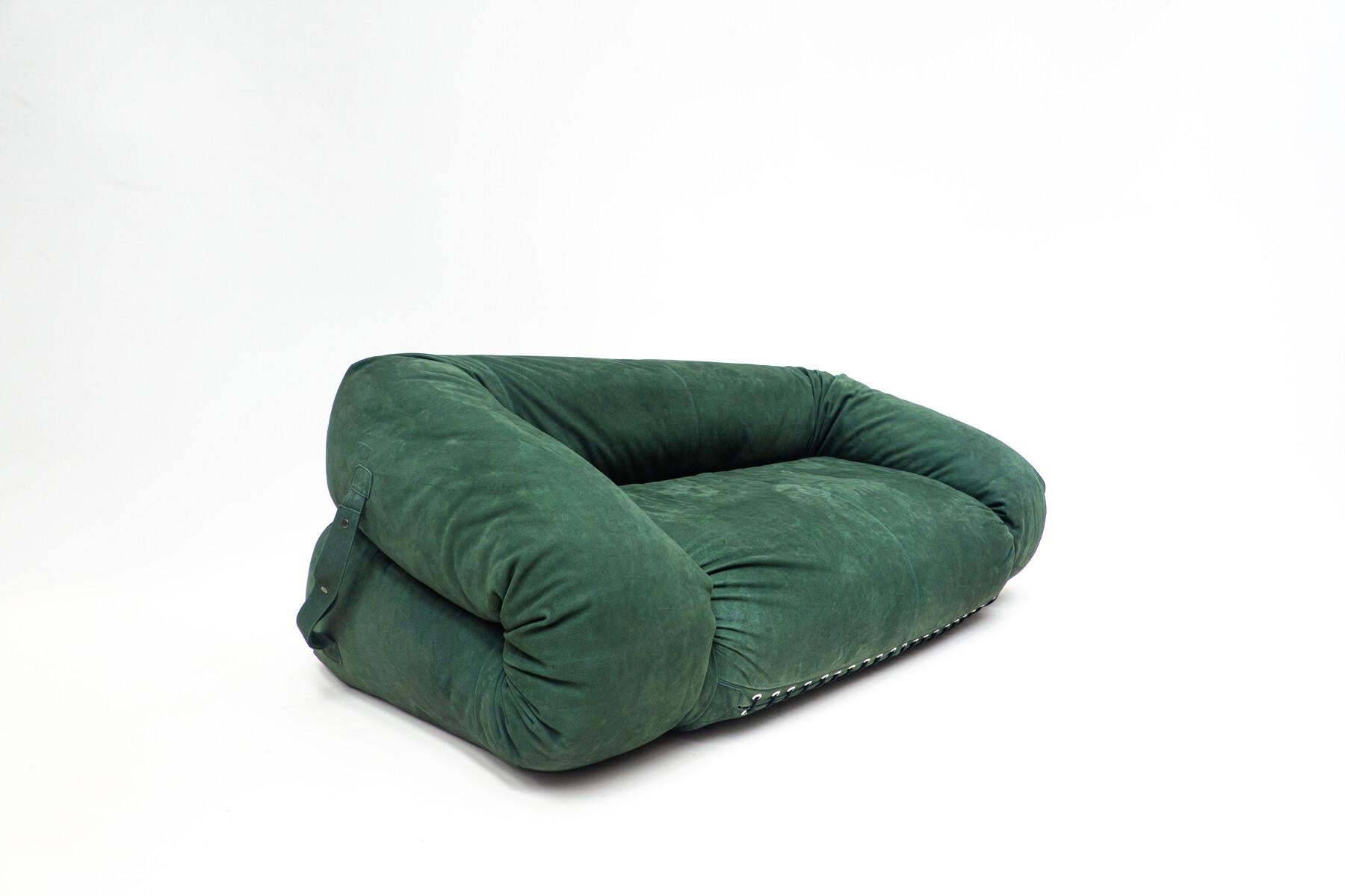 Mid-Century green two seaters sofa / bed ''Anfibio'' by Alessandro Becchi.

Sofa convertible in bed.

Good Condition - Reupholstered 


Good Condition - Reupholstered 

Design : 

The Anfibio Sofa by Giovannetti is a classic of Italian Design. It is