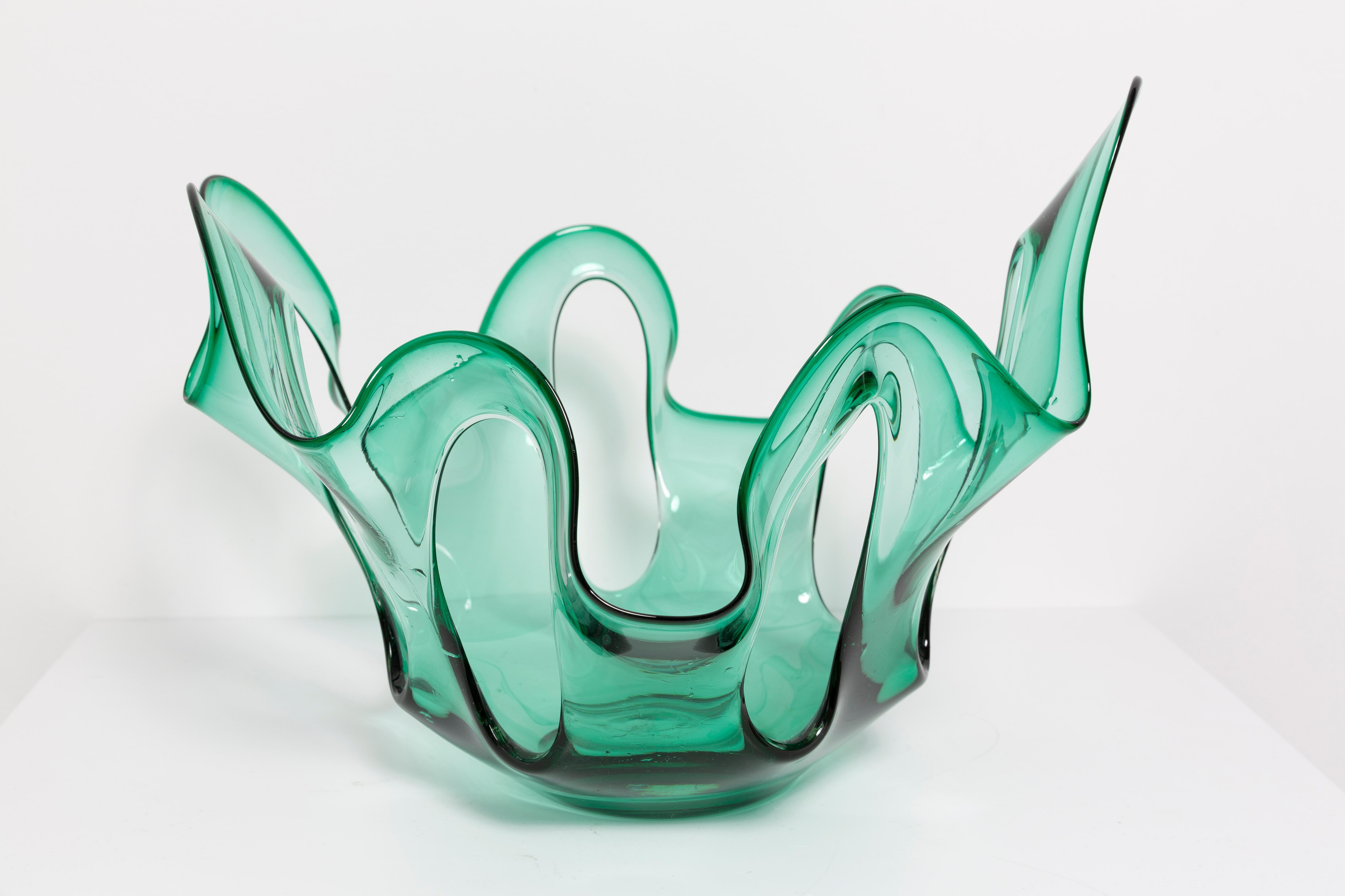 Green in amazing organic shape. Produced in 1960s.
Glass in perfect condition. The vase looks like it has just been taken out of the box.

No jags, defects etc. The outer relief surface, the inner smooth. Thick glass vase, massive.

The