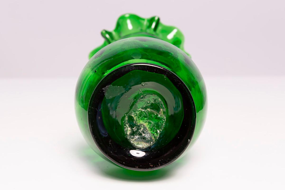 Vase vert du milieu du siècle avec Frill, Europe, années 1960 Bon état - En vente à 05-080 Hornowek, PL