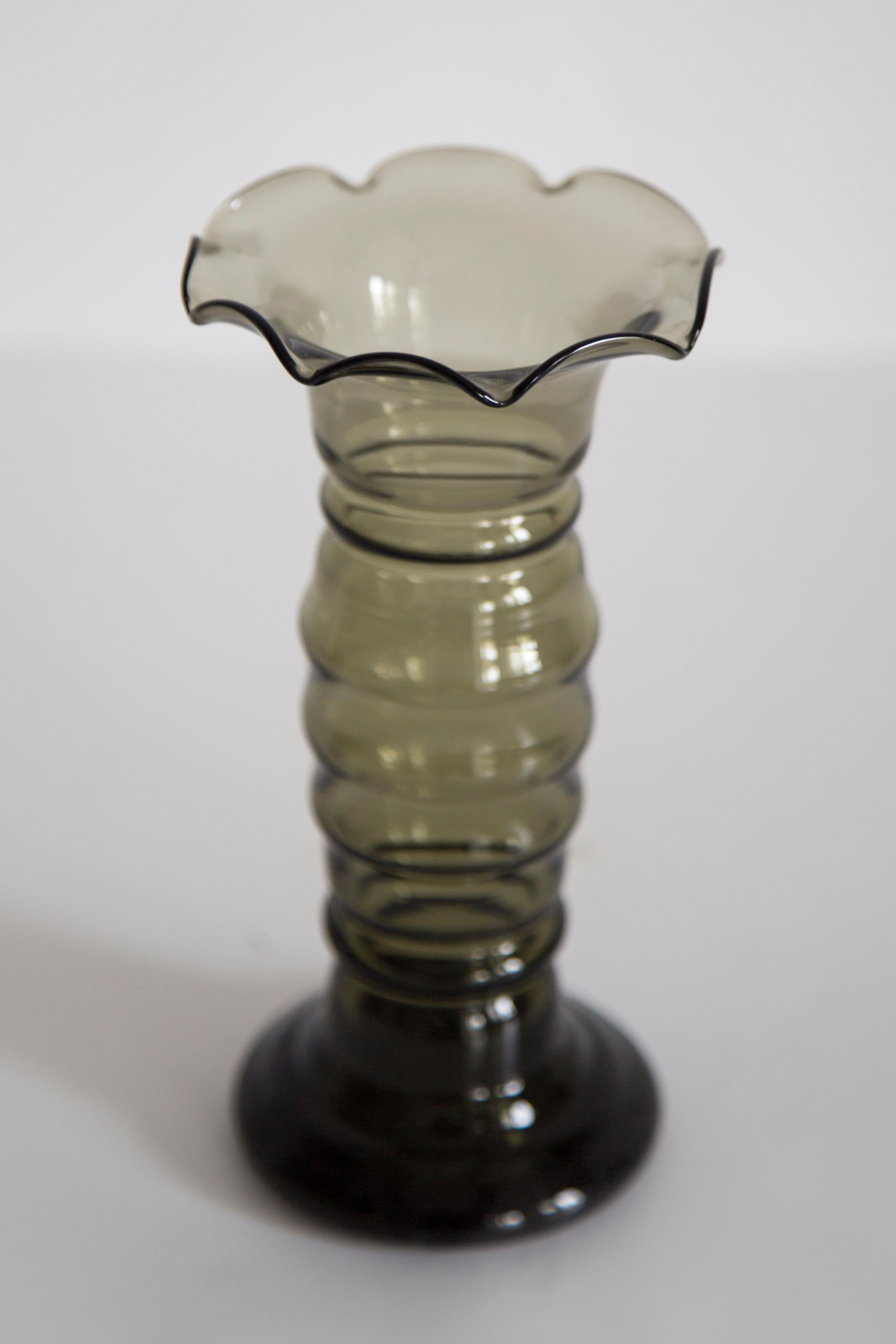 Mid Century Green Vase with Frill, Europe, 1960s In Good Condition For Sale In 05-080 Hornowek, PL