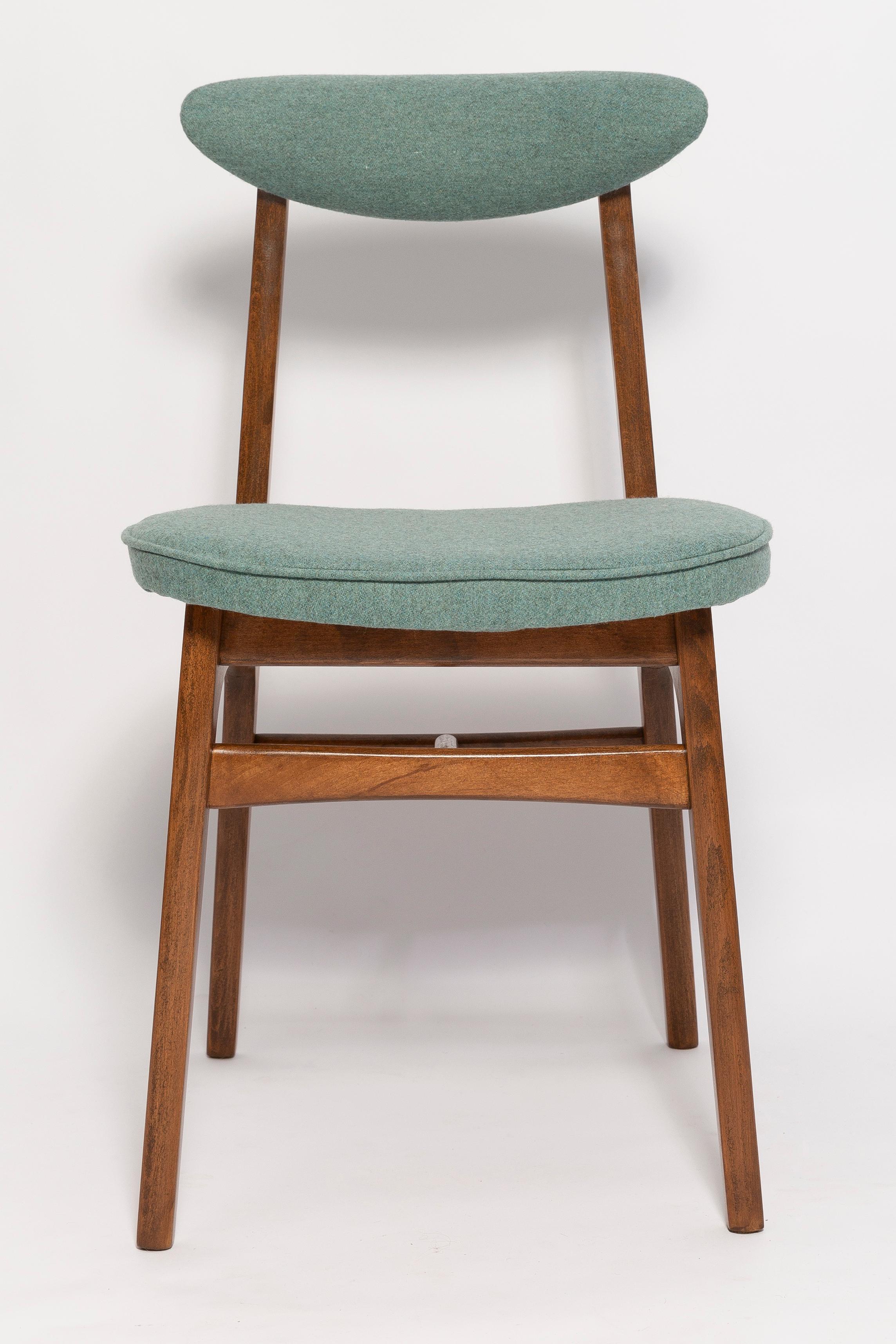 Mid Century Green Velvet Chair, Walnut Wood, Rajmund Halas, Poland, 1960s In Excellent Condition For Sale In 05-080 Hornowek, PL