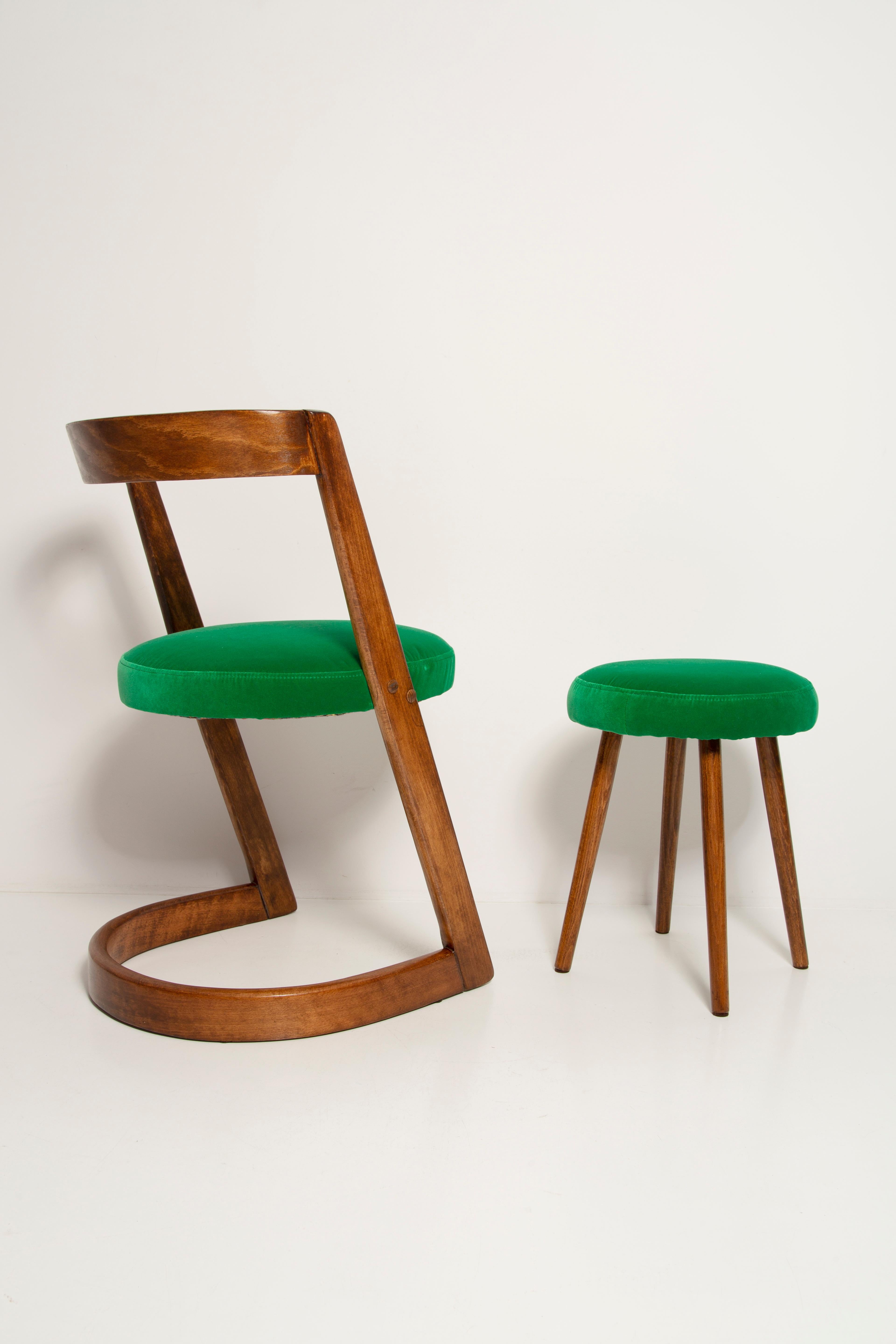 Halba-Stuhl und Hocker aus grünem Samt aus der Mitte des Jahrhunderts, Baumann, Frankreich, 1970er Jahre (Französisch) im Angebot