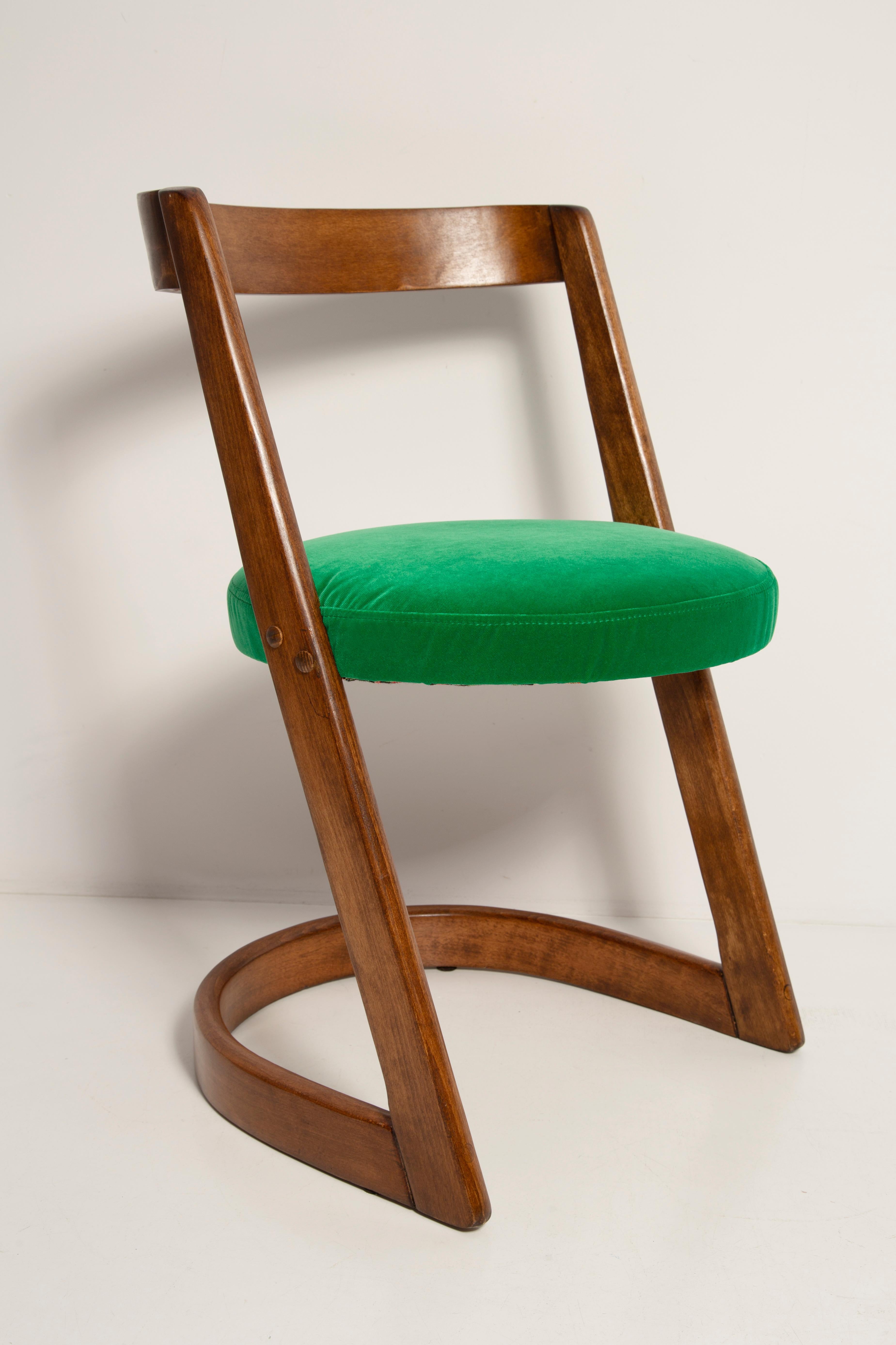 Halba-Stuhl und Hocker aus grünem Samt aus der Mitte des Jahrhunderts, Baumann, Frankreich, 1970er Jahre (20. Jahrhundert) im Angebot