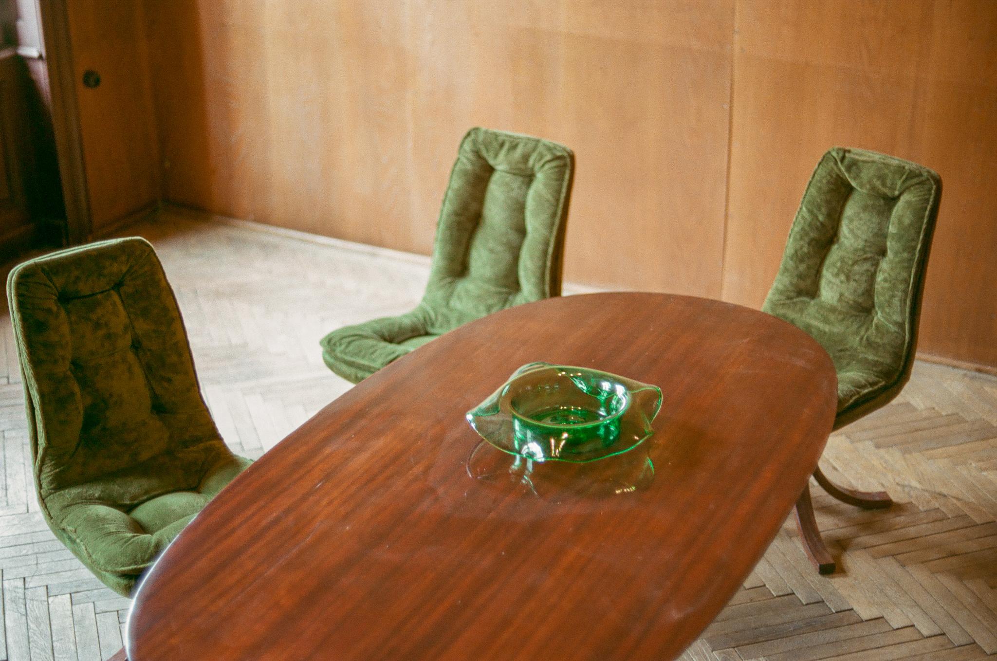 Chaises de salle à manger modernes du milieu du siècle dernier en tapisserie de velours vert, Italie, 1970 en vente 3