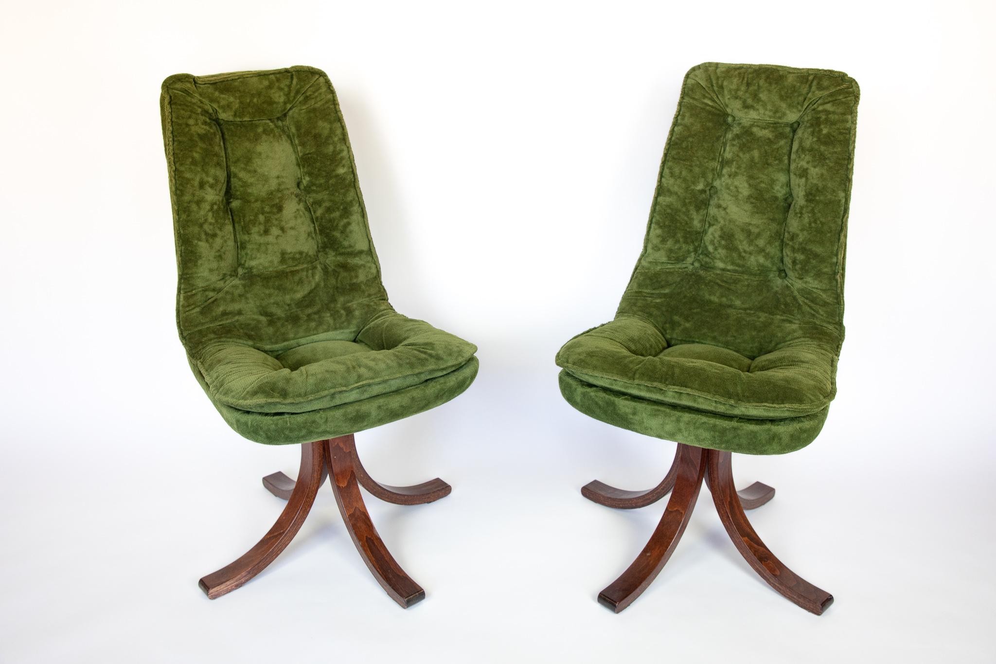 Mid Century Modern Dining Chairs in Green Velvet Upholstery, Italy, 1970s.

Four exquisite dining or lounge chairs with a stunning green velvet upholstery reminiscent of the Italian Space Age designs by Gastone Rinaldi for Rima.
With their green