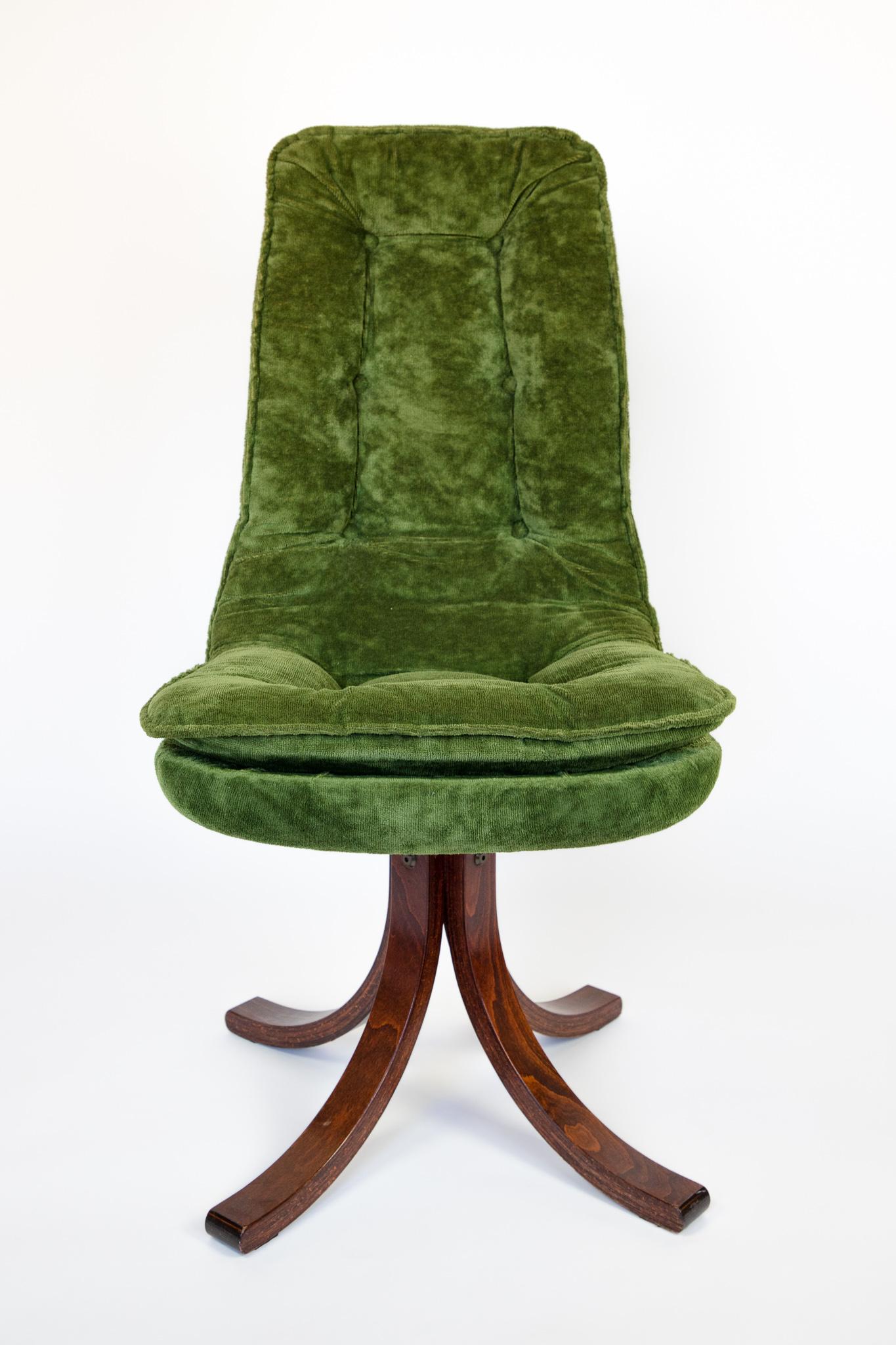 Italian Mid Century Modern Dining Chairs in Green Velvet Upholstery, Italy, 1970s For Sale
