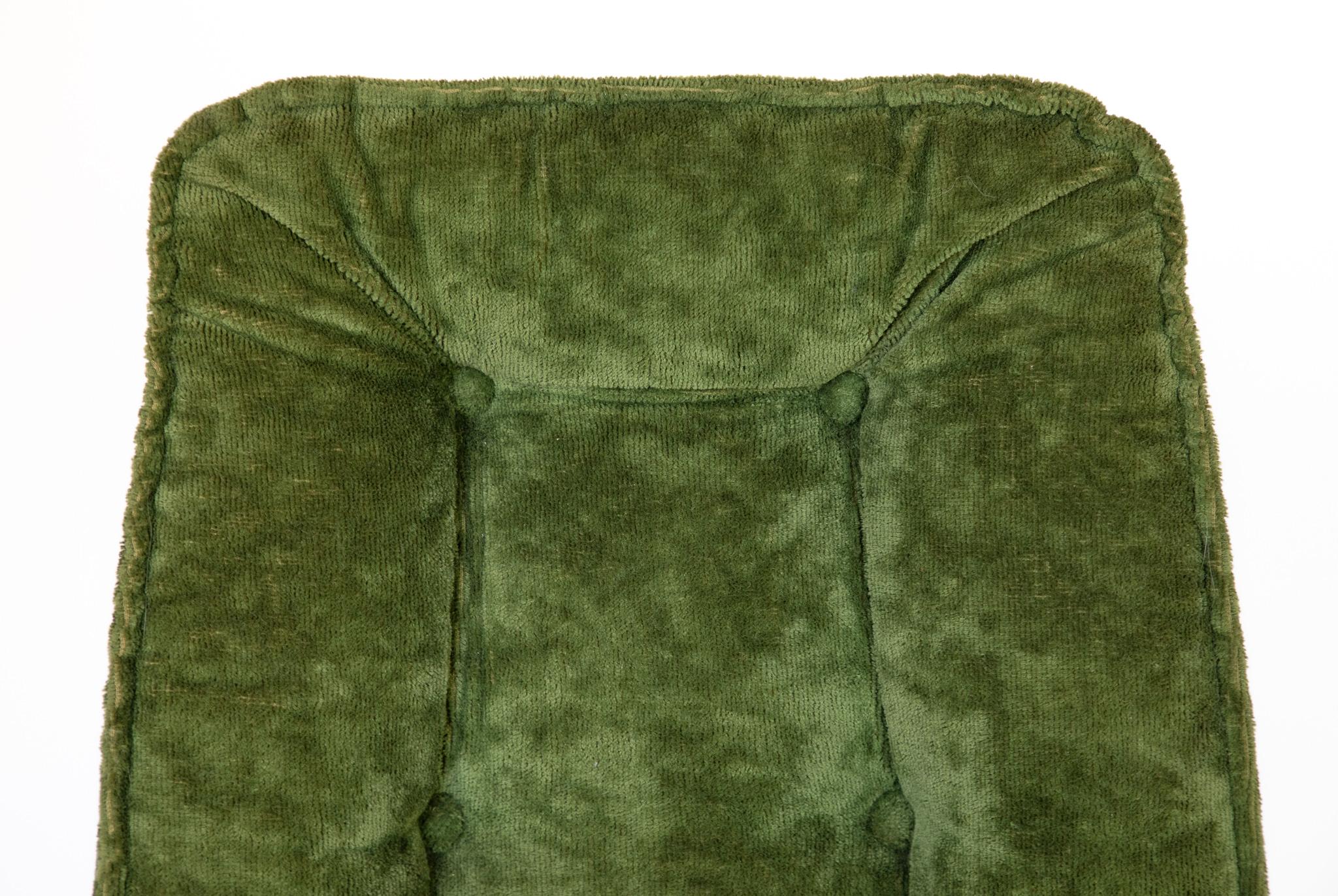 Mid Century Modern Dining Chairs in Green Velvet Upholstery, Italy, 1970s For Sale 1
