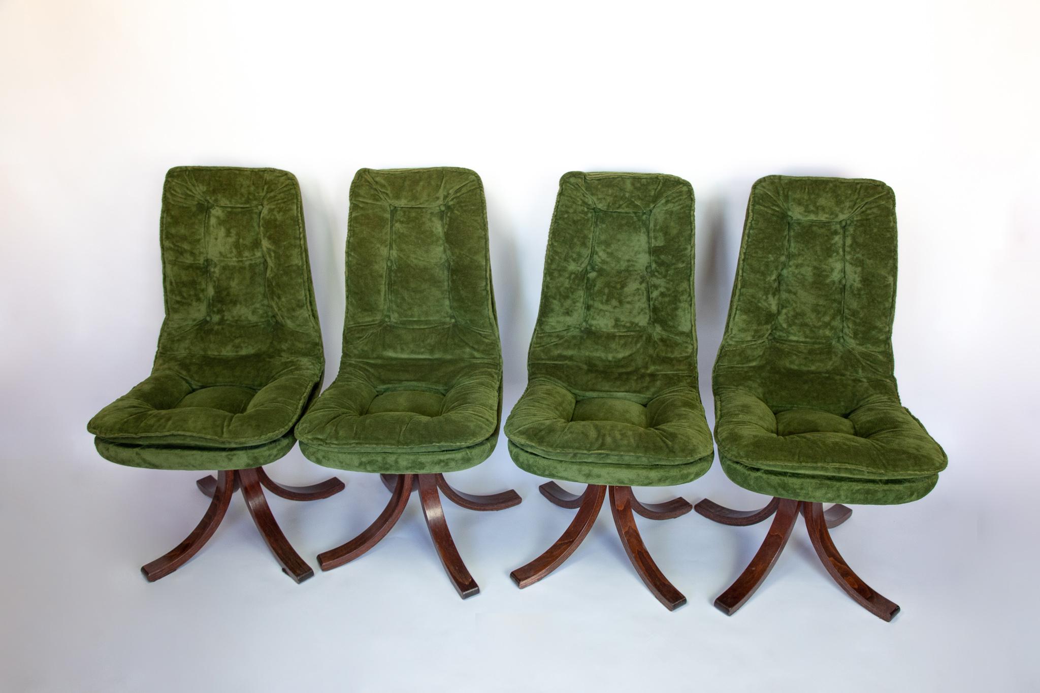 Mid Century Modern Dining Chairs in Green Velvet Upholstery, Italy, 1970s For Sale 2