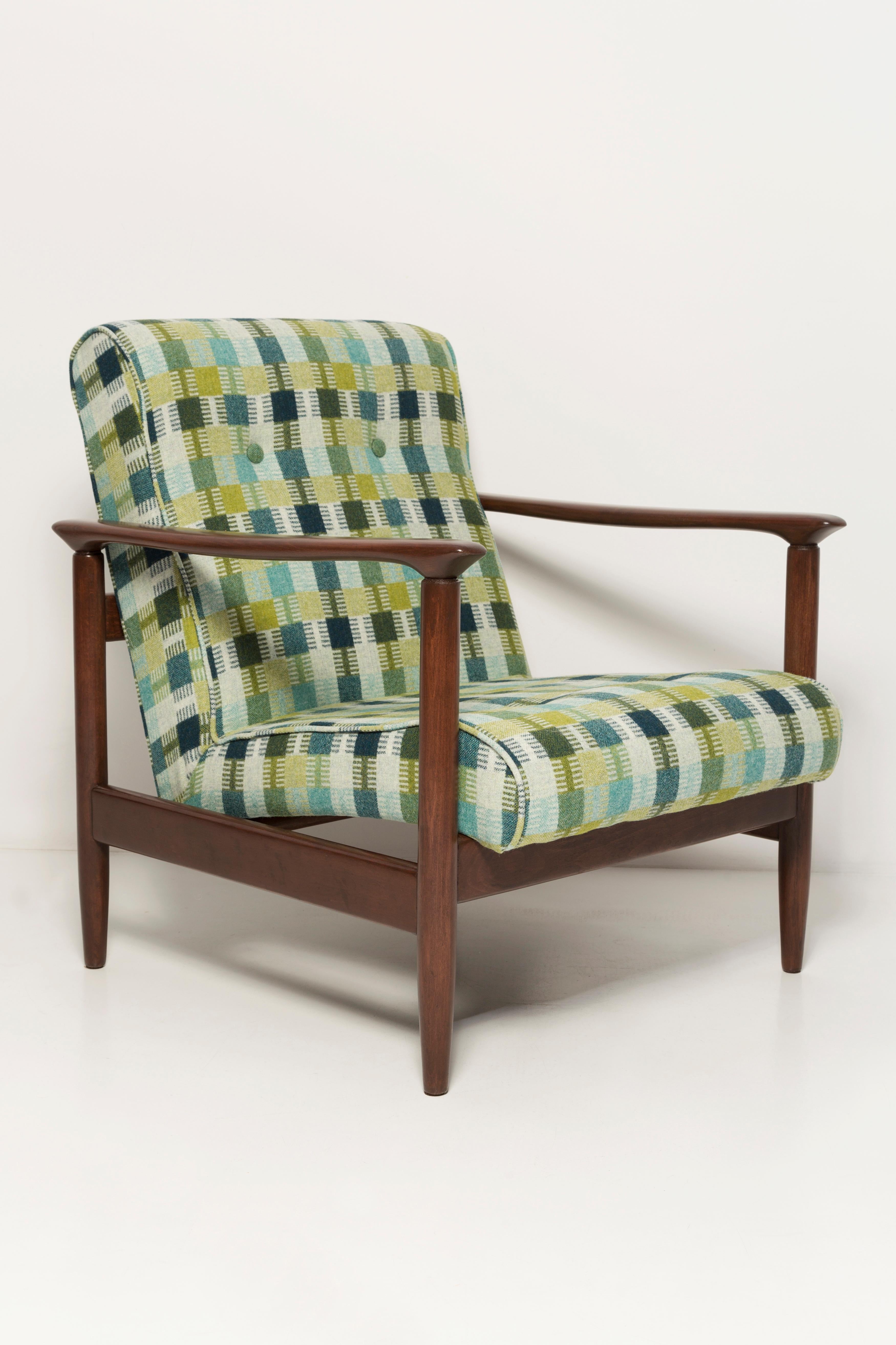 Schöner Sessel aus grüner Wolle GFM-142, entworfen von Edmund Homa, einem polnischen Architekten, Designer von Industriedesign und Innenarchitektur, Professor an der Akademie der Schönen Künste in Danzig. 

Der Sessel wurde in den 1960er Jahren in