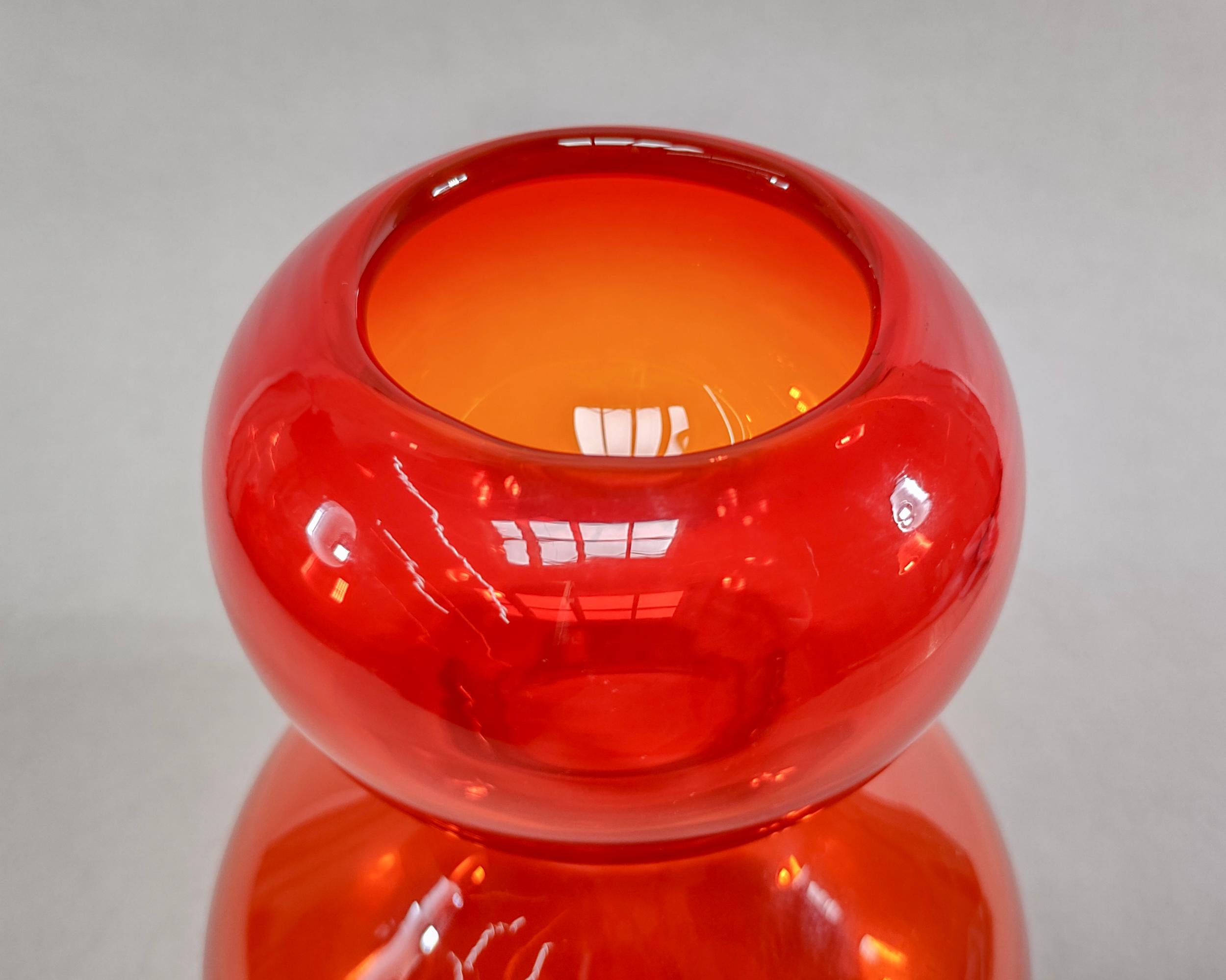 Greenwich Flint-Craft bright orange #1172 glass bubble vase designed by Tom Connally. Overall excellent vintage condition, original sticker intact.

8.75