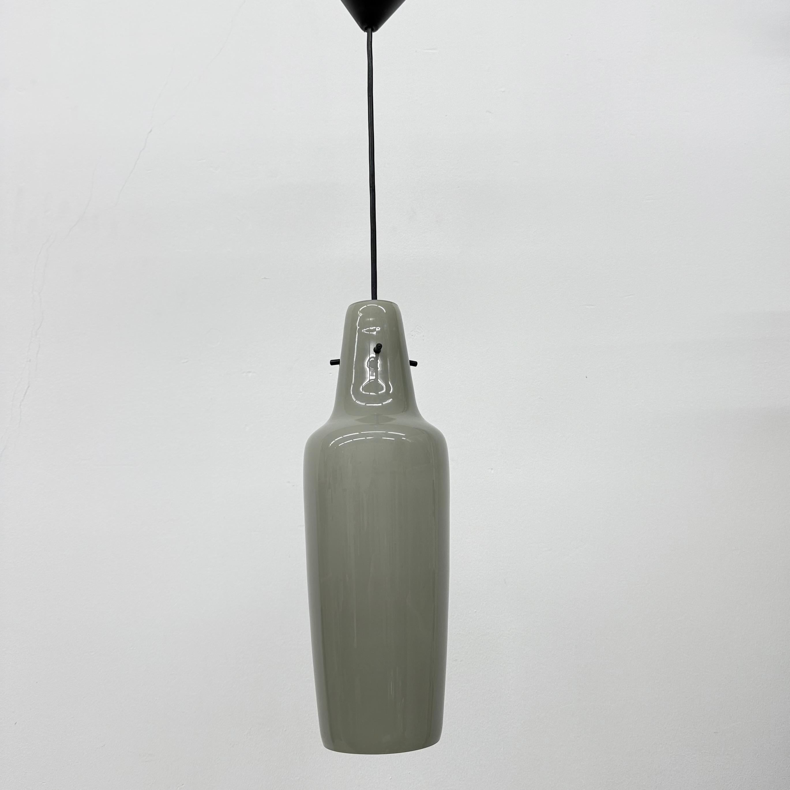 Graue Glas-Hängelampe aus der Mitte des Jahrhunderts, 1960er Jahre, skandinavisch im Zustand „Gut“ im Angebot in Delft, NL