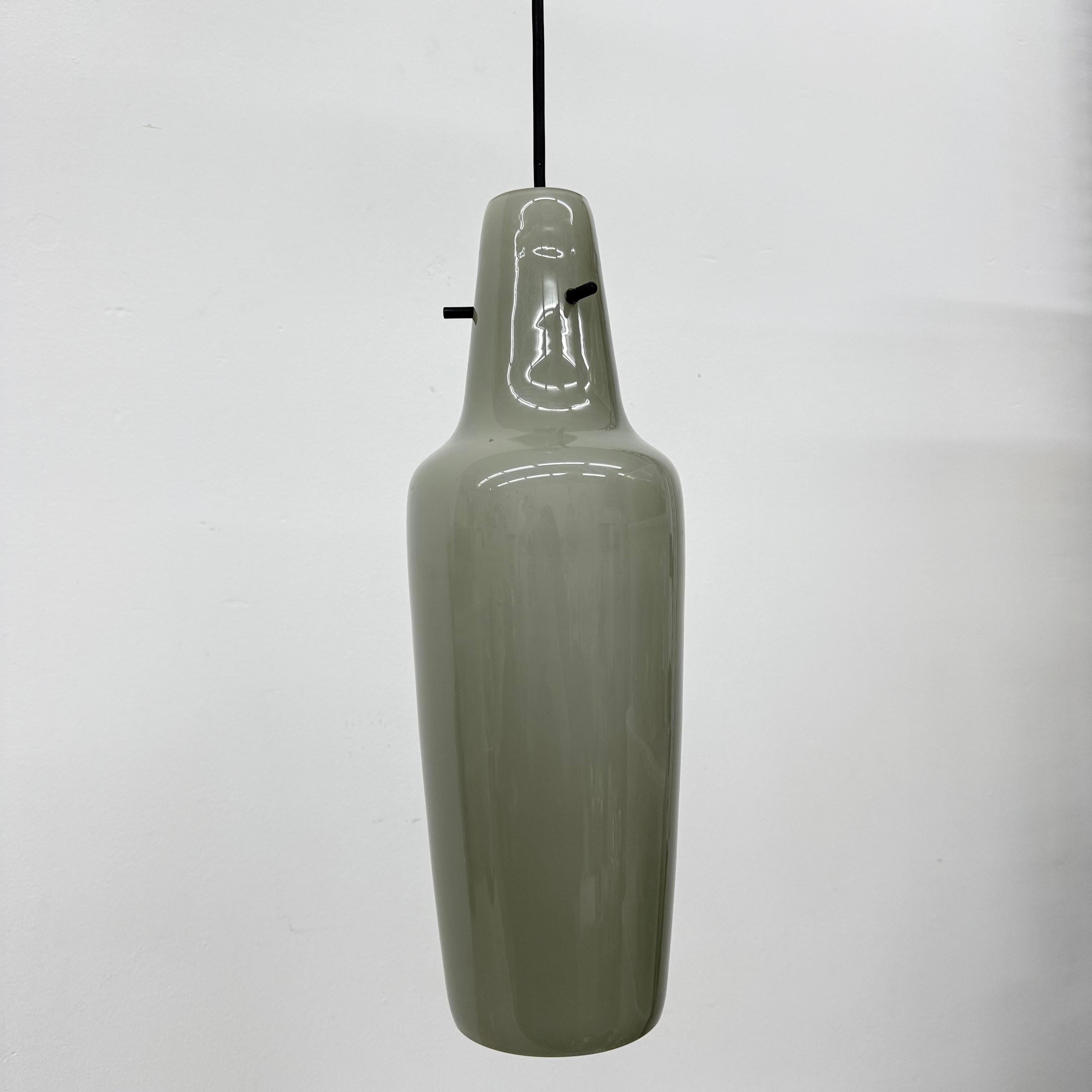 Graue Glas-Hängelampe aus der Mitte des Jahrhunderts, 1960er Jahre, skandinavisch (18. Jahrhundert und früher) im Angebot