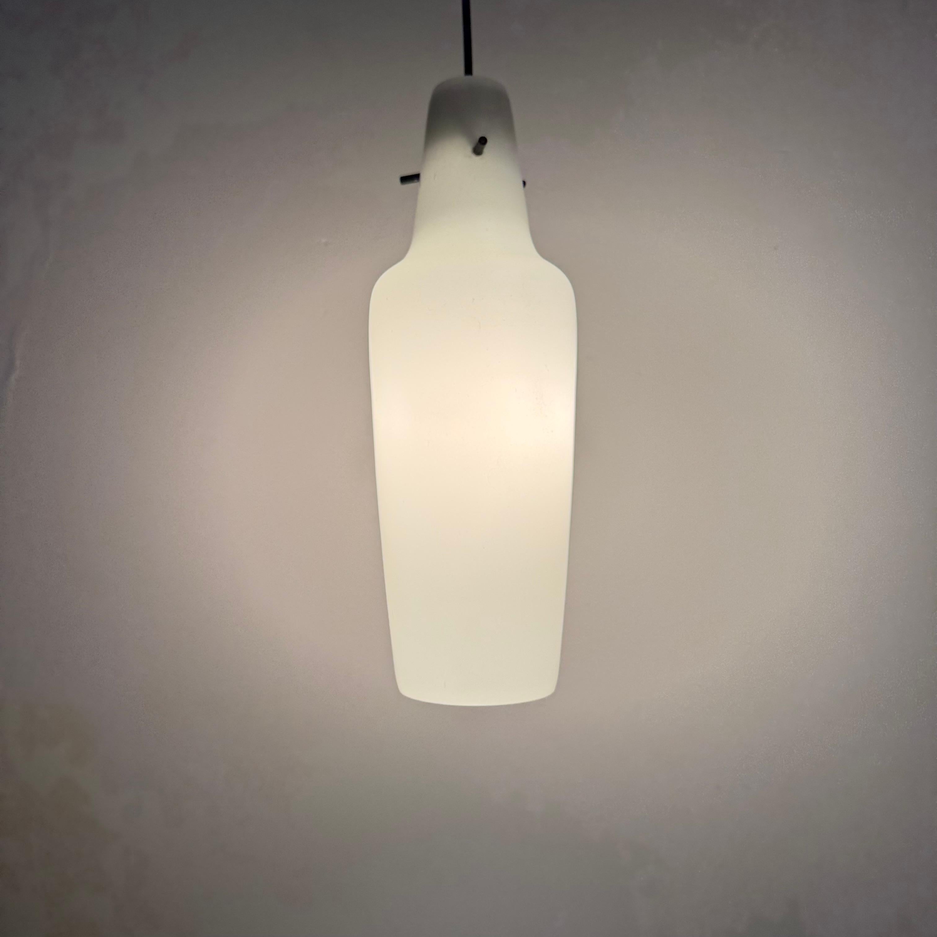 Graue Glas-Hängelampe aus der Mitte des Jahrhunderts, 1960er Jahre, skandinavisch (Metall) im Angebot