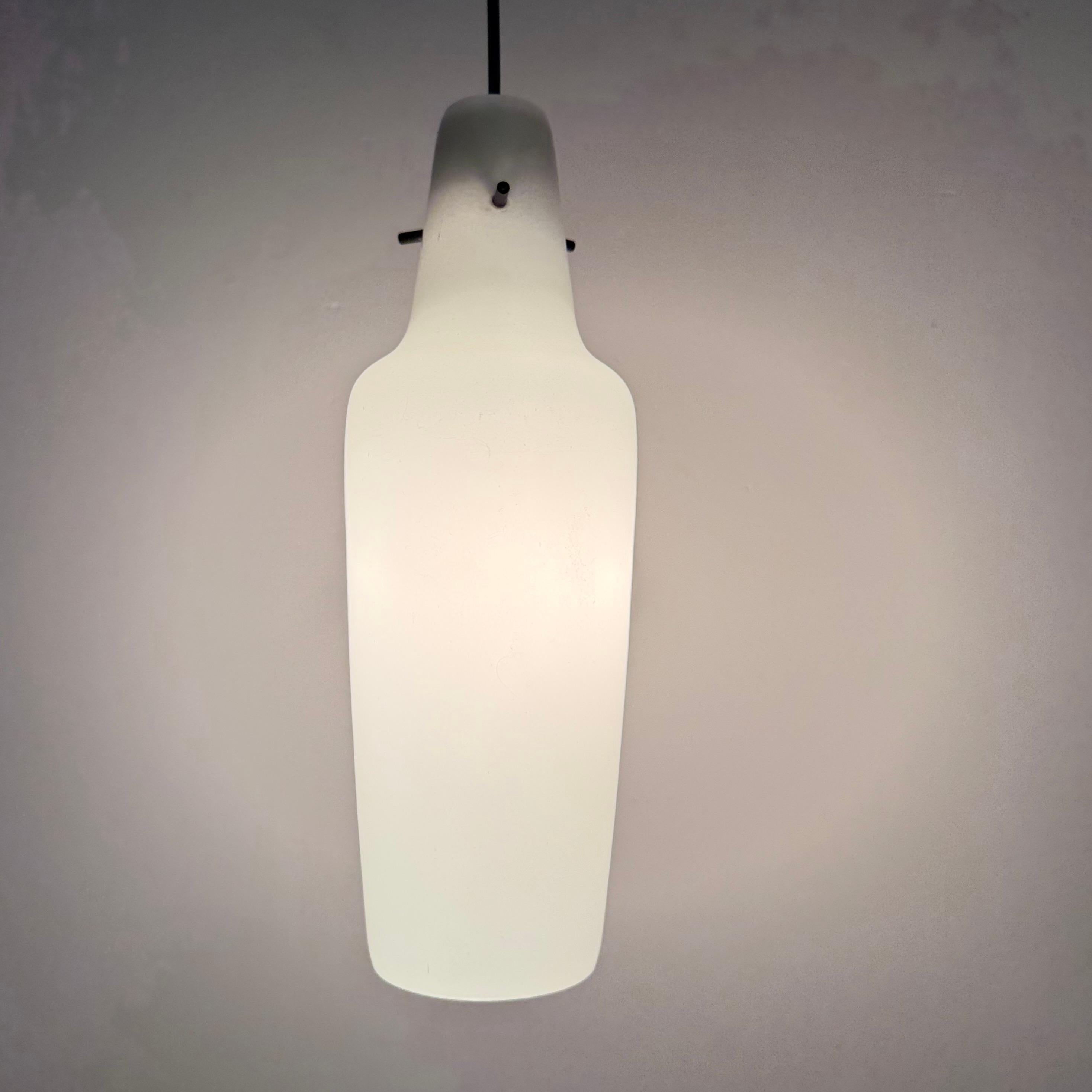 Graue Glas-Hängelampe aus der Mitte des Jahrhunderts, 1960er Jahre, skandinavisch im Angebot 1