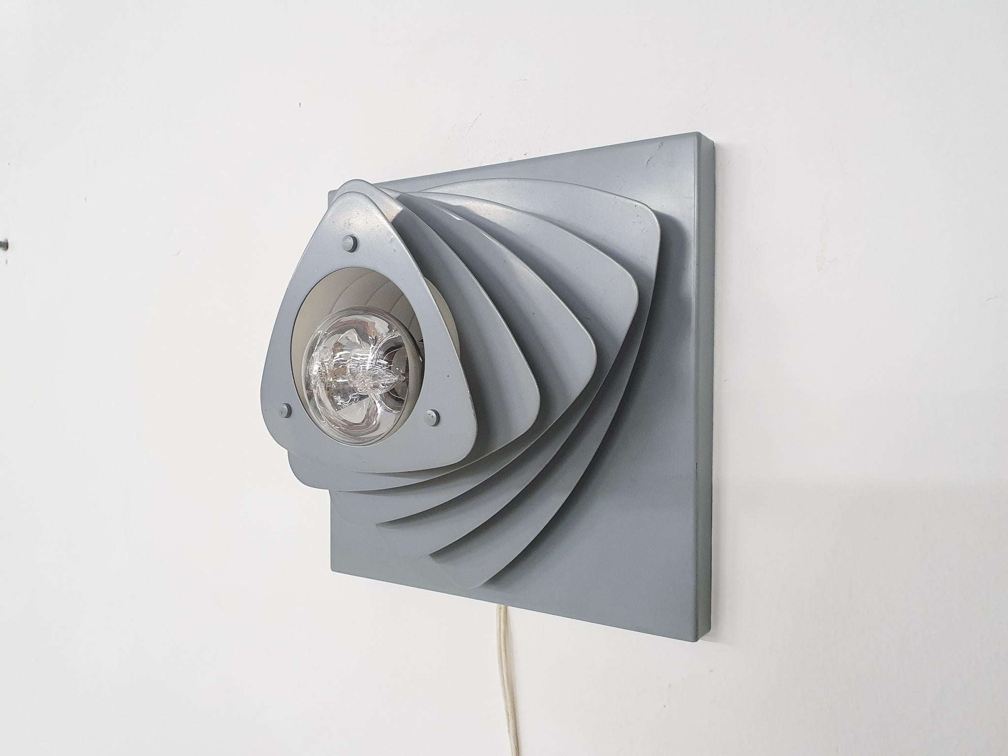 Grey metal wall light with multiple layers. In the style of Anvia or Louis Poulsen
In good condition.