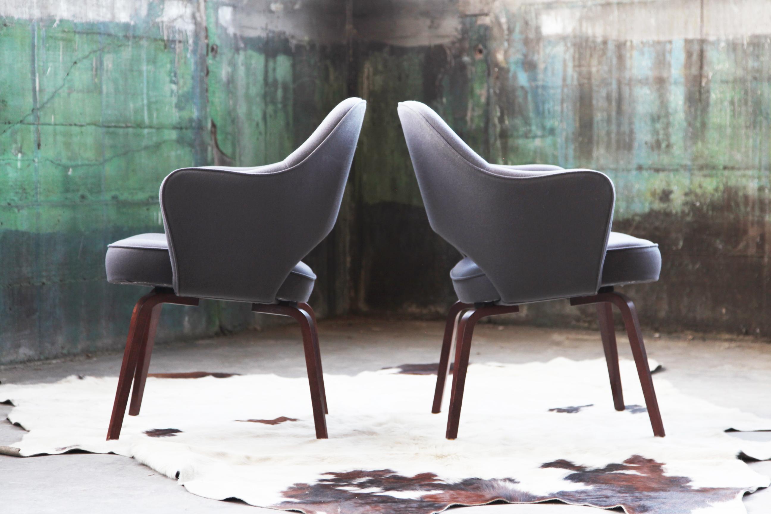 Ein Stuhl übrig, der hier als Einzelstück verkauft wird. Durchgehend ausgezeichneter Zustand. 

Ein Saarinen Chefsessel mit Holzgestell, gepolstert mit einem herrlichen grauen Wollmischgewebe. Dieser Stuhl ist komplett original und in