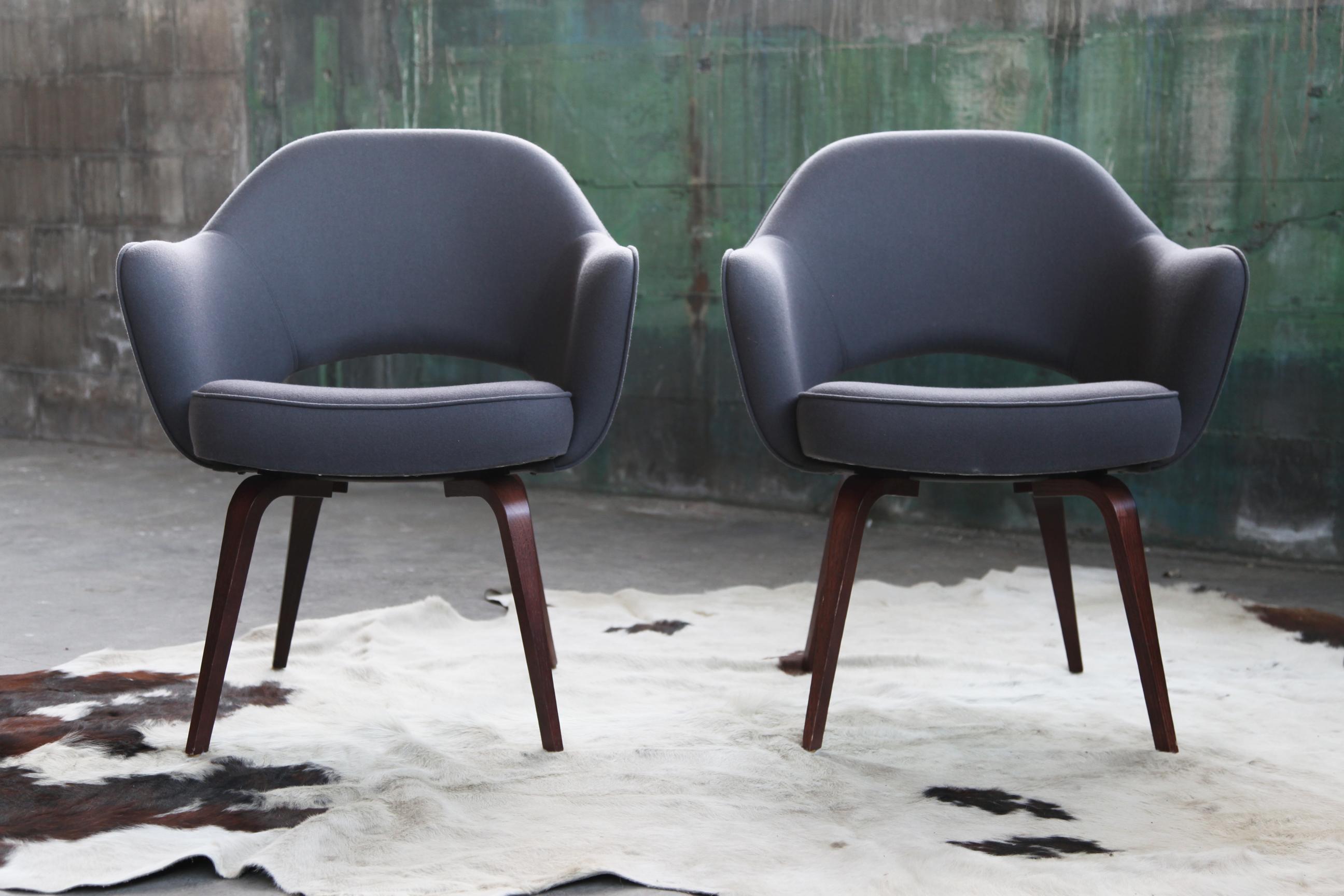 Gepolsterter Eero Saarinen Knoll-Sessel aus grauer Wolle aus der Mitte des Jahrhunderts, ein Stuhl (Moderne der Mitte des Jahrhunderts) im Angebot