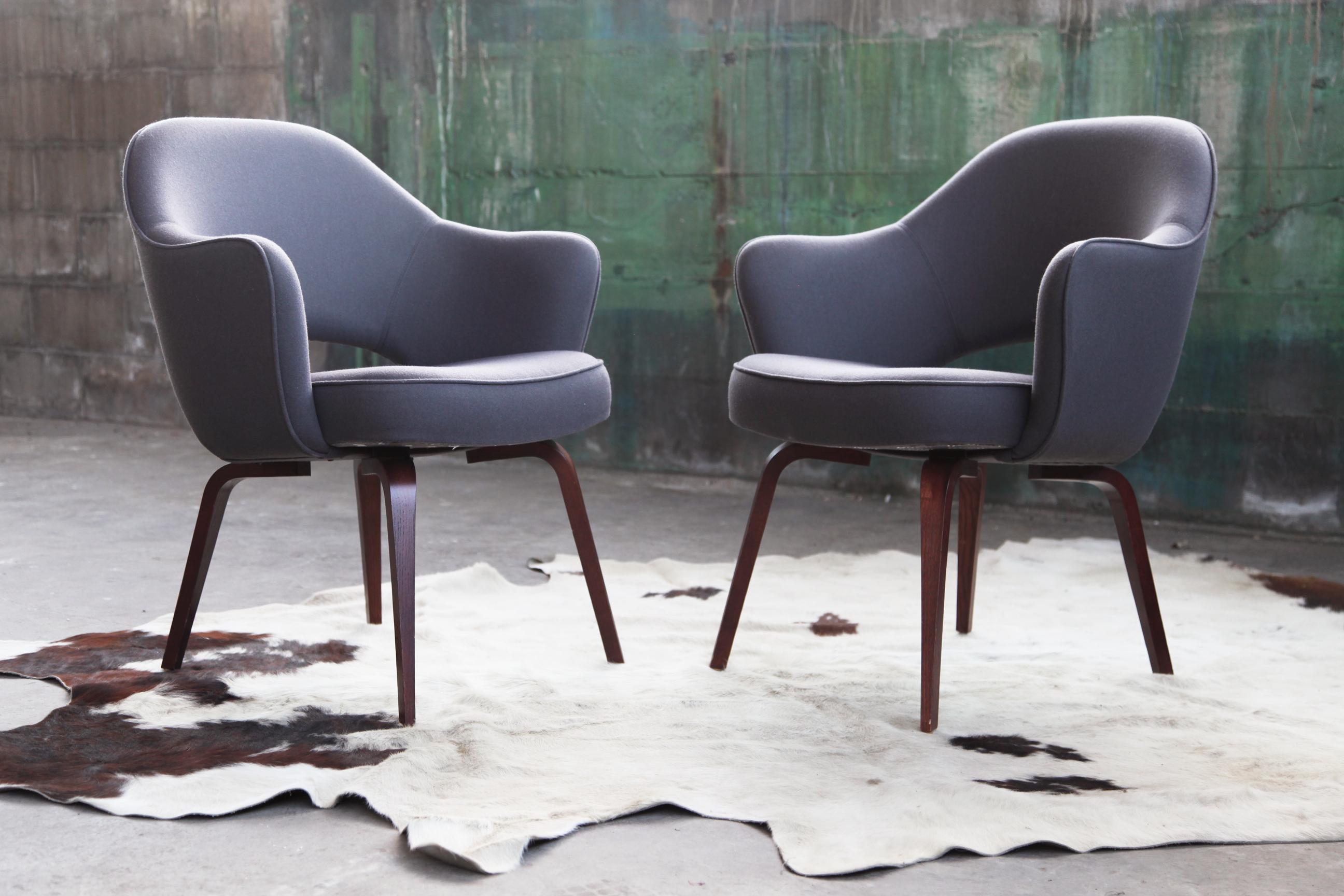 Gepolsterter Eero Saarinen Knoll-Sessel aus grauer Wolle aus der Mitte des Jahrhunderts, ein Stuhl (amerikanisch) im Angebot