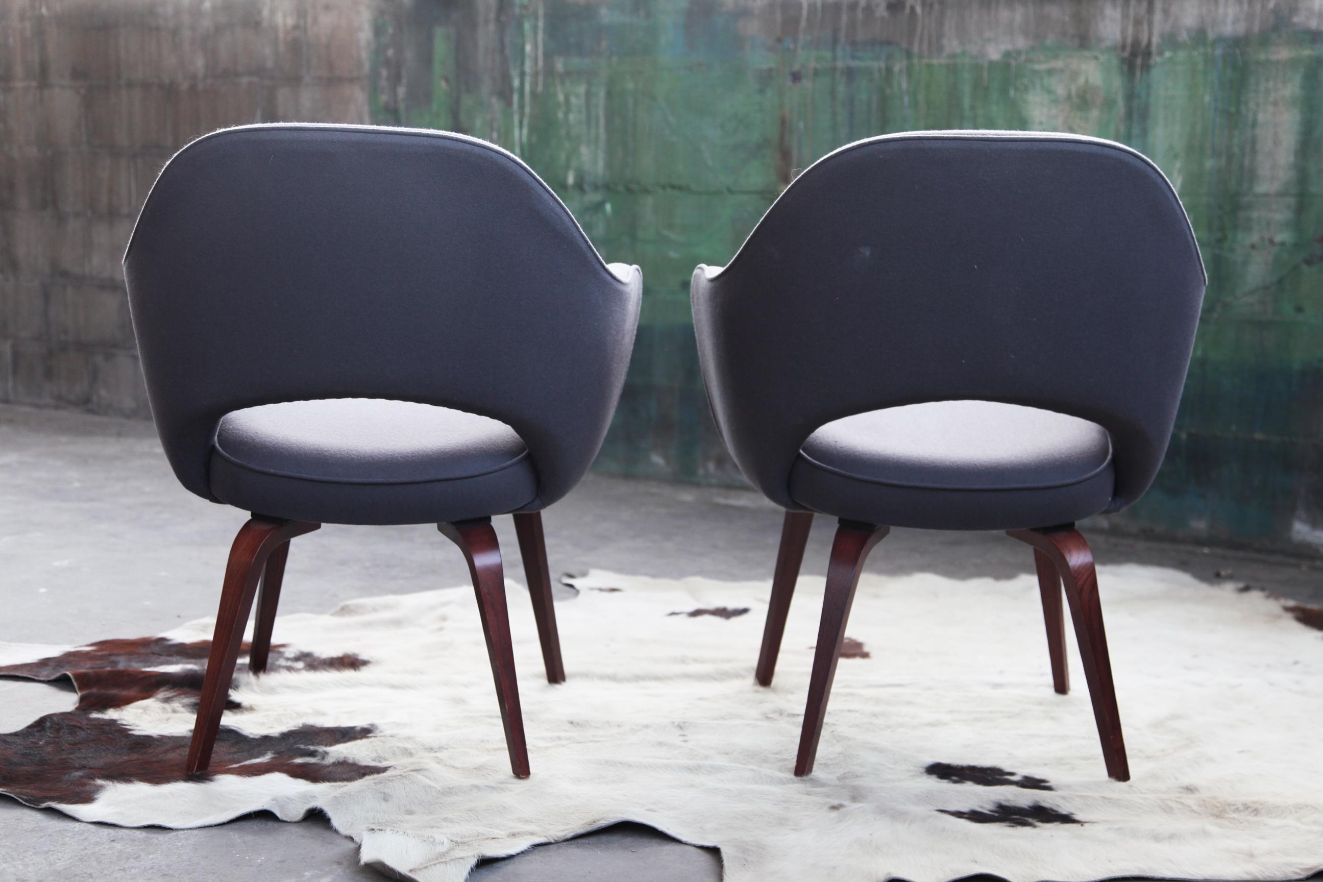 Gepolsterter Eero Saarinen Knoll-Sessel aus grauer Wolle aus der Mitte des Jahrhunderts, ein Stuhl im Angebot 2