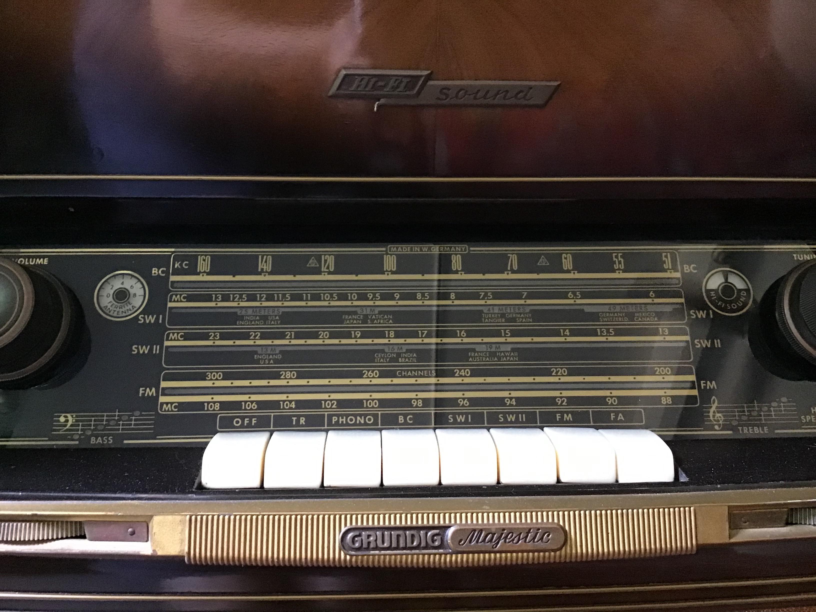 Grundig Majestic du milieu du siècle, console stéréo vintage à tubes en état de marche avec tourne-disque et ondes courtes.
L'appareil est en état de marche avec les tubes d'origine. Branchez-le et écoutez la radio.
Le tourne-disque a besoin d'une