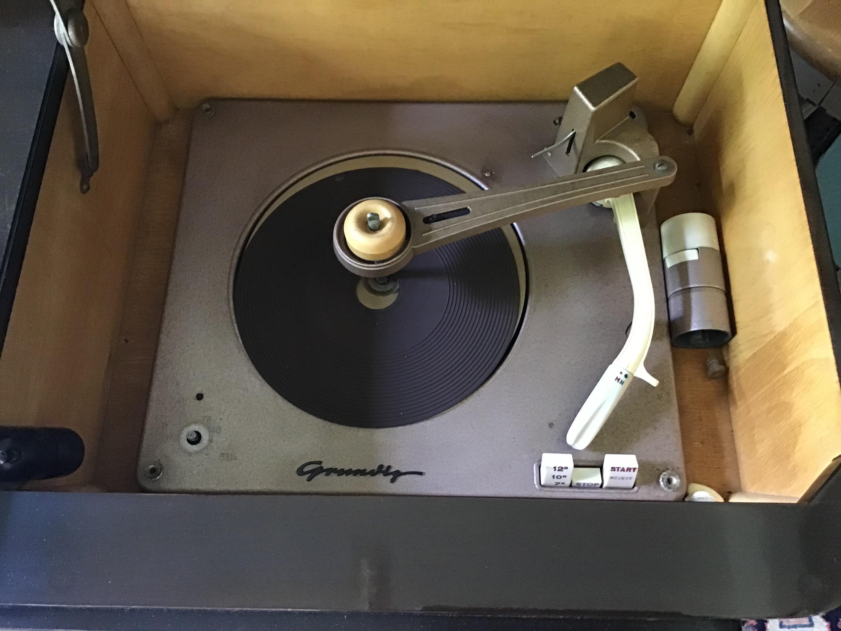 Allemand Console stéréo Grundig Majestueuse Vintage Tube Record Player du milieu du siècle dernier en vente