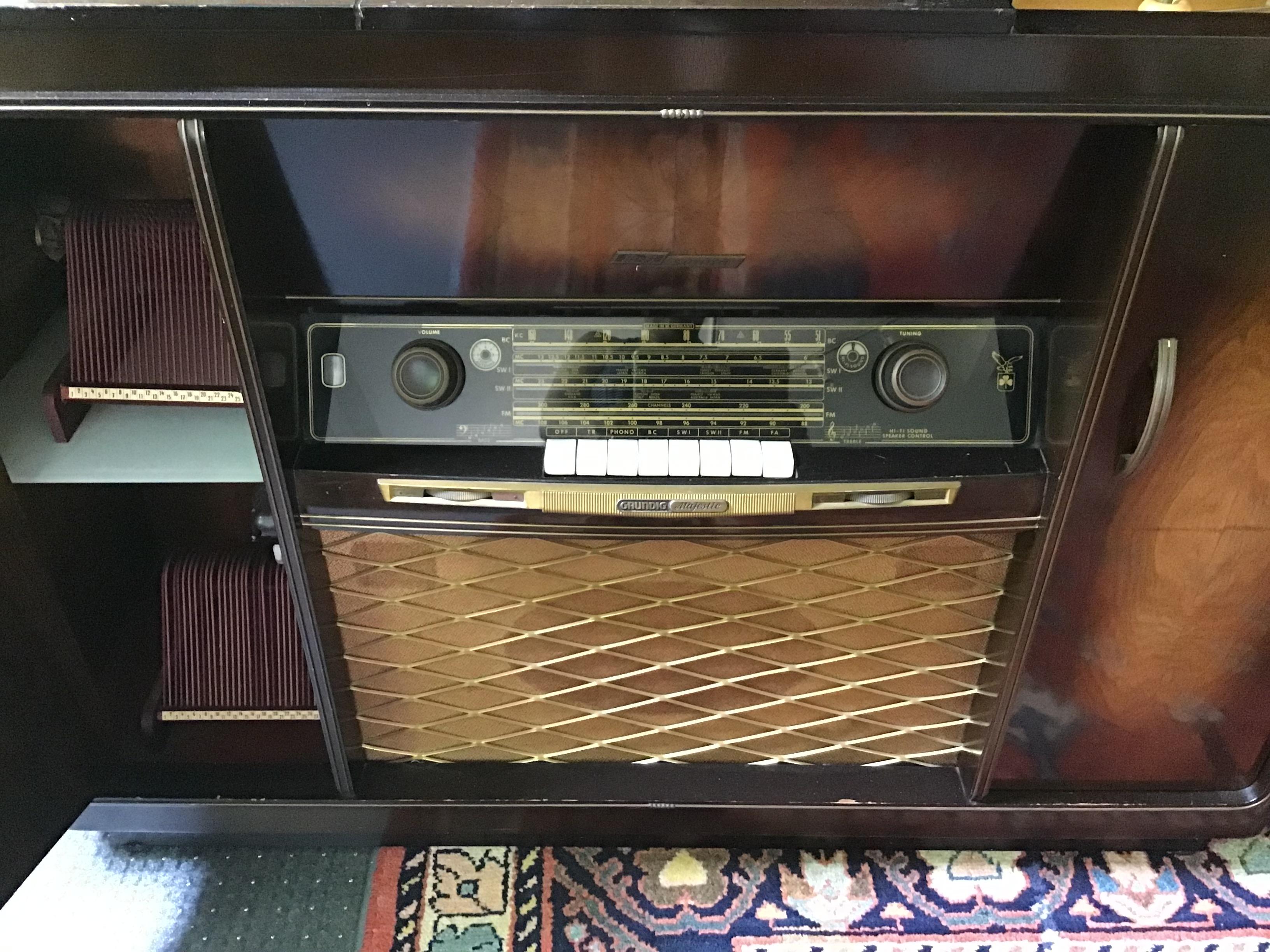 Console stéréo Grundig Majestueuse Vintage Tube Record Player du milieu du siècle dernier Bon état - En vente à East Hampton, NY