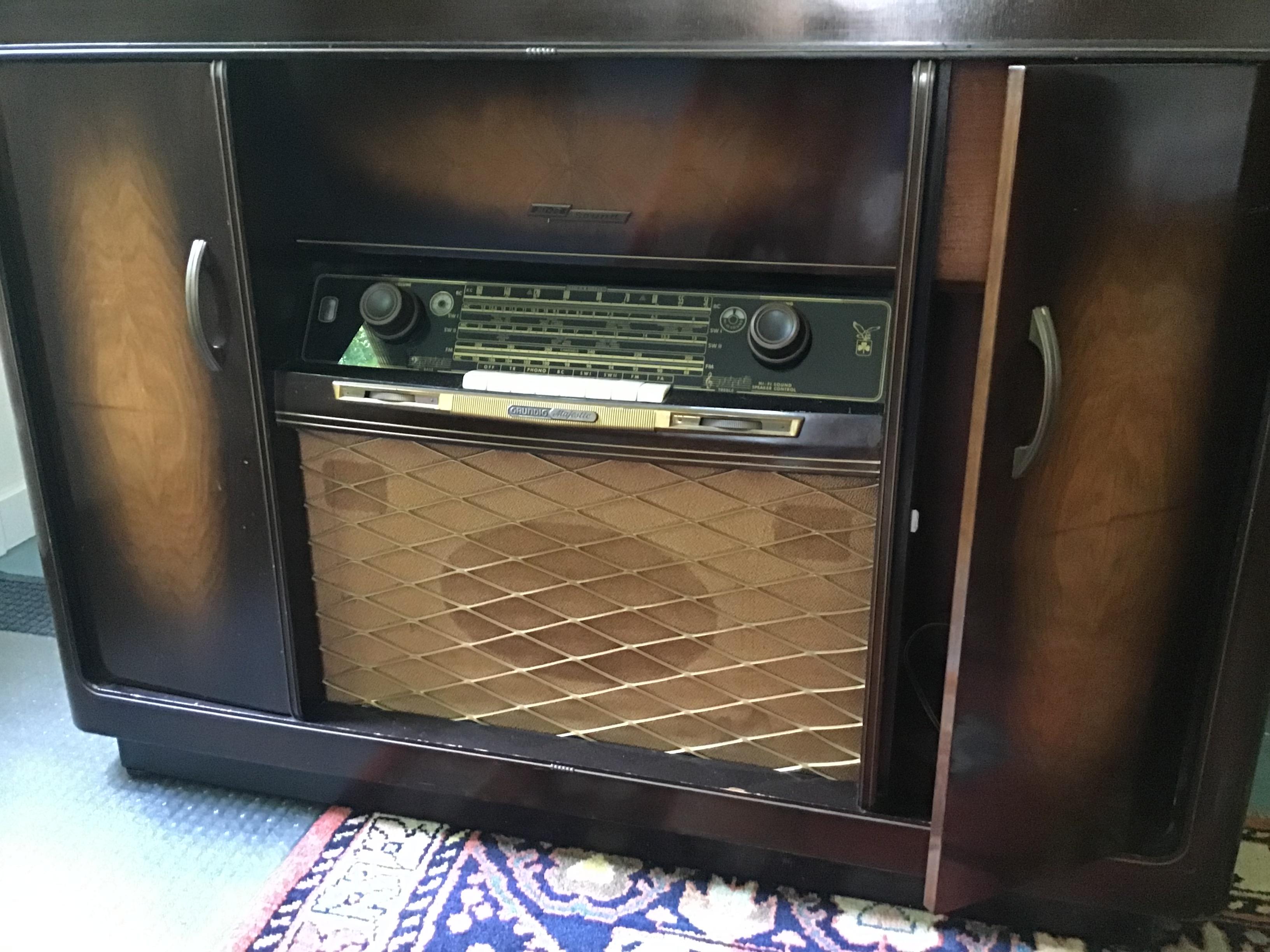 20ième siècle Console stéréo Grundig Majestueuse Vintage Tube Record Player du milieu du siècle dernier en vente