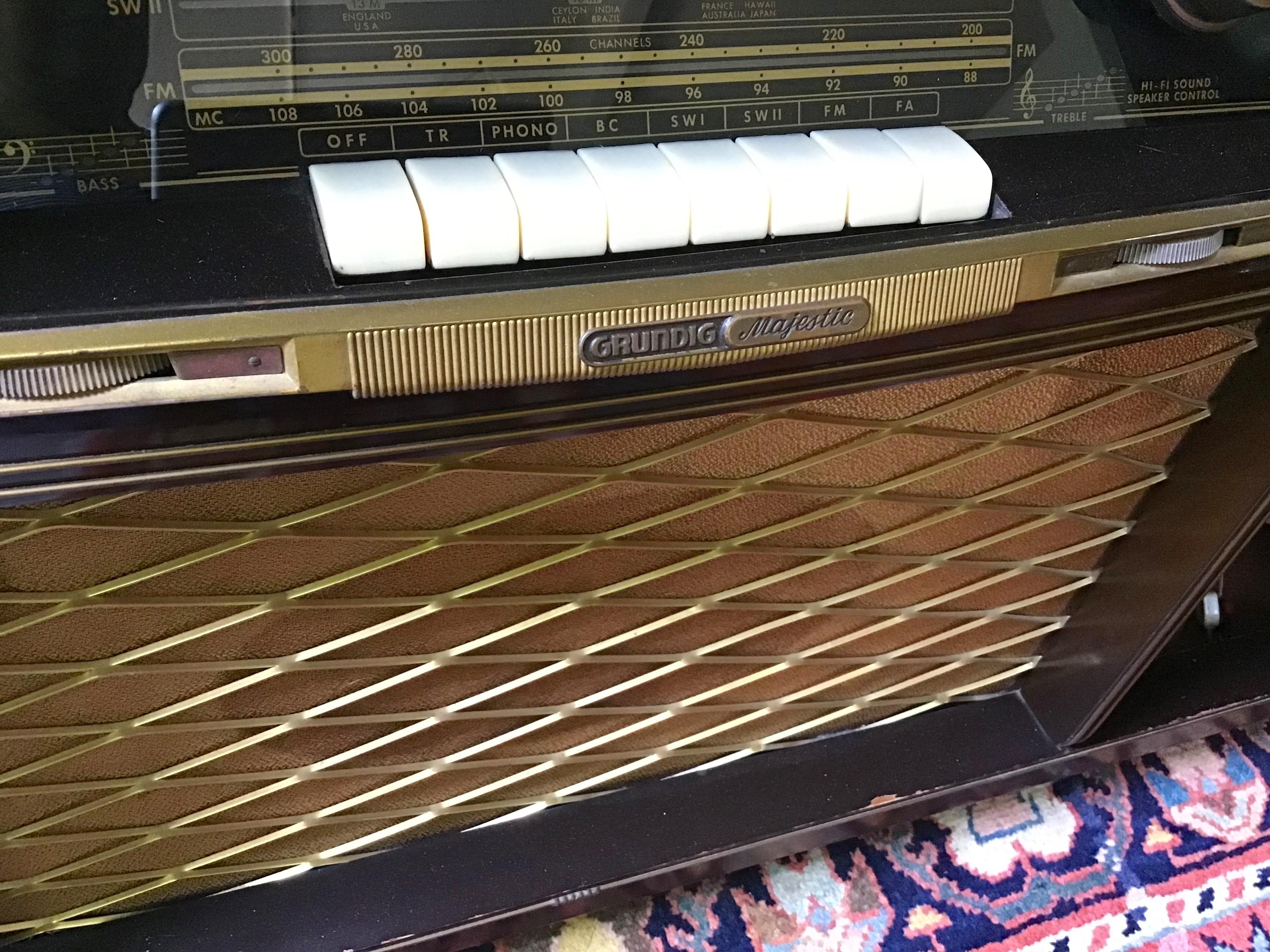 Métal Console stéréo Grundig Majestueuse Vintage Tube Record Player du milieu du siècle dernier en vente