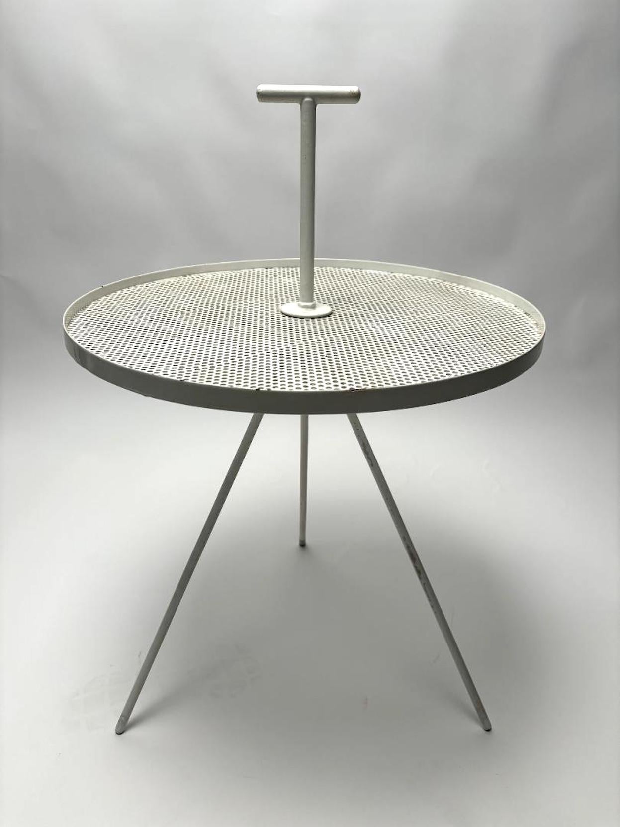 Table de guéridon en fer du milieu du siècle dans le style de Mathieu Matégot, France, années 1950

Table française rare et sophistiquée, tôle perforée et métaux laqués, donnera une touche d'élégance à votre espace intérieur