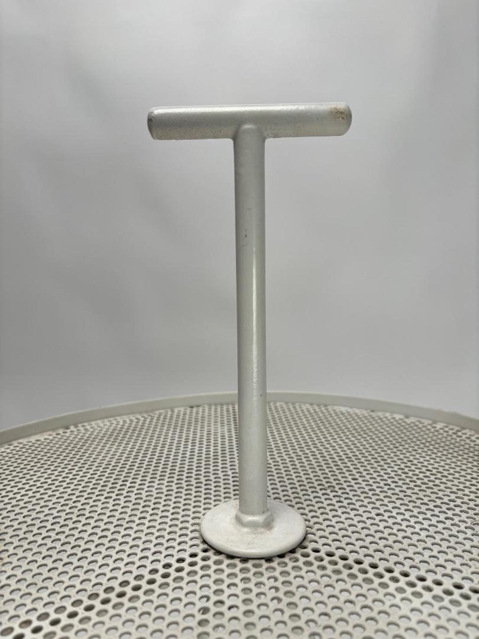 Français Table de Gueridon en fer du milieu du siècle dans le style de Mathieu Matégot, France, années 1950 en vente