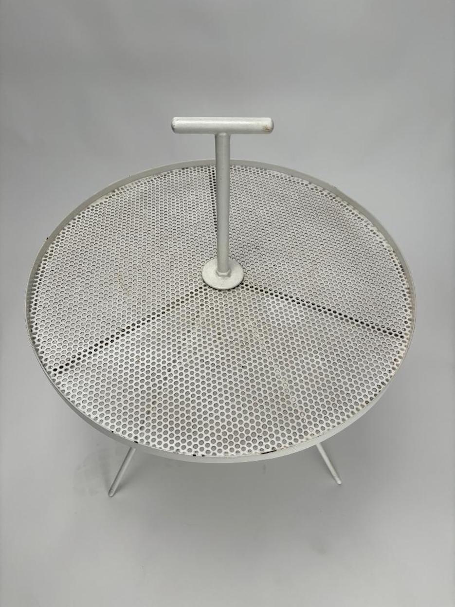 Peint Table de Gueridon en fer du milieu du siècle dans le style de Mathieu Matégot, France, années 1950 en vente