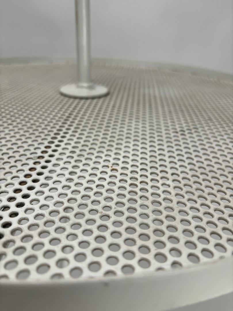 Table de Gueridon en fer du milieu du siècle dans le style de Mathieu Matégot, France, années 1950 Bon état - En vente à Argelato, BO