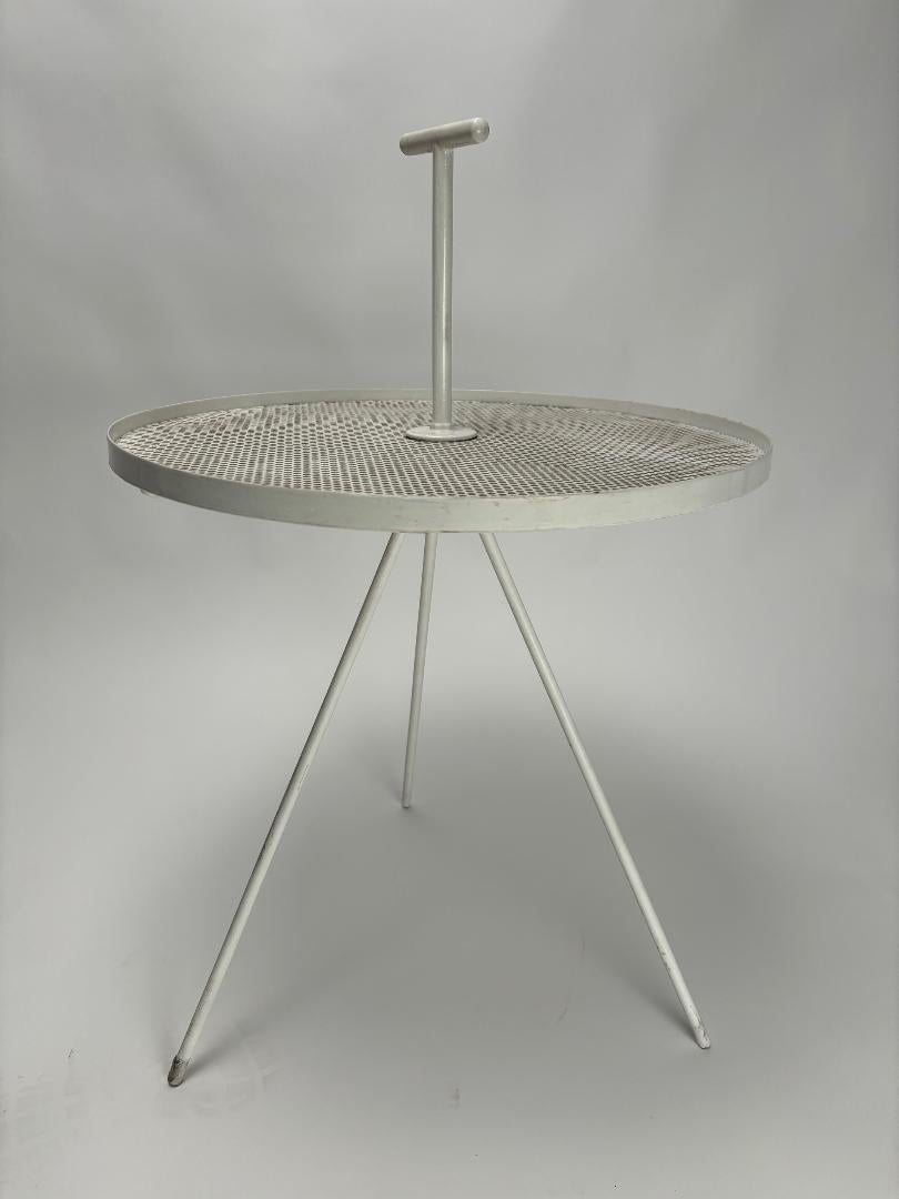 Milieu du XXe siècle Table de Gueridon en fer du milieu du siècle dans le style de Mathieu Matégot, France, années 1950 en vente
