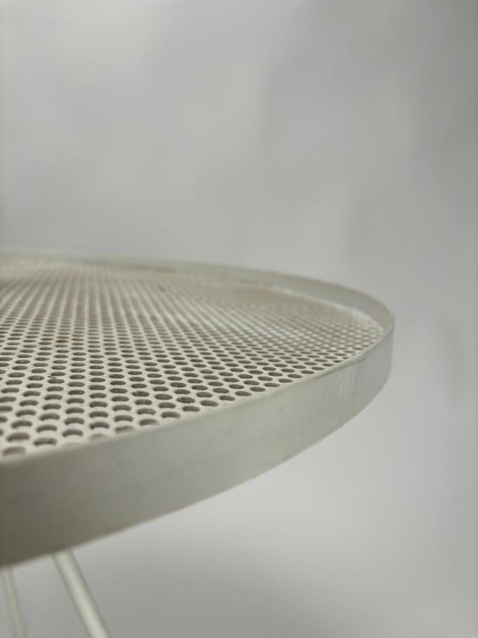 Fer Table de Gueridon en fer du milieu du siècle dans le style de Mathieu Matégot, France, années 1950 en vente