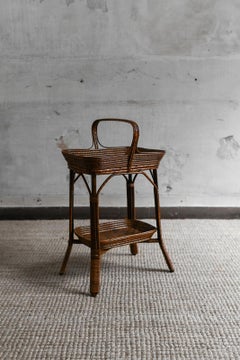 Mid-Century Guéridon mit doppeltem Regal aus geflochtenem Bambus und Schilfrohr