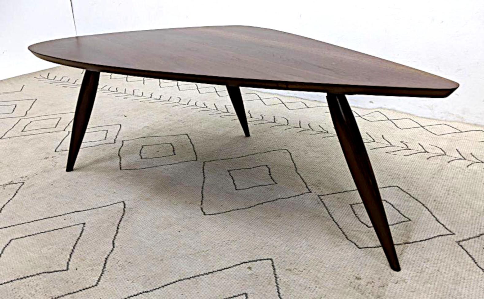 Mid-Century Modern Table à cocktail en noyer du milieu du siècle dernier en vente